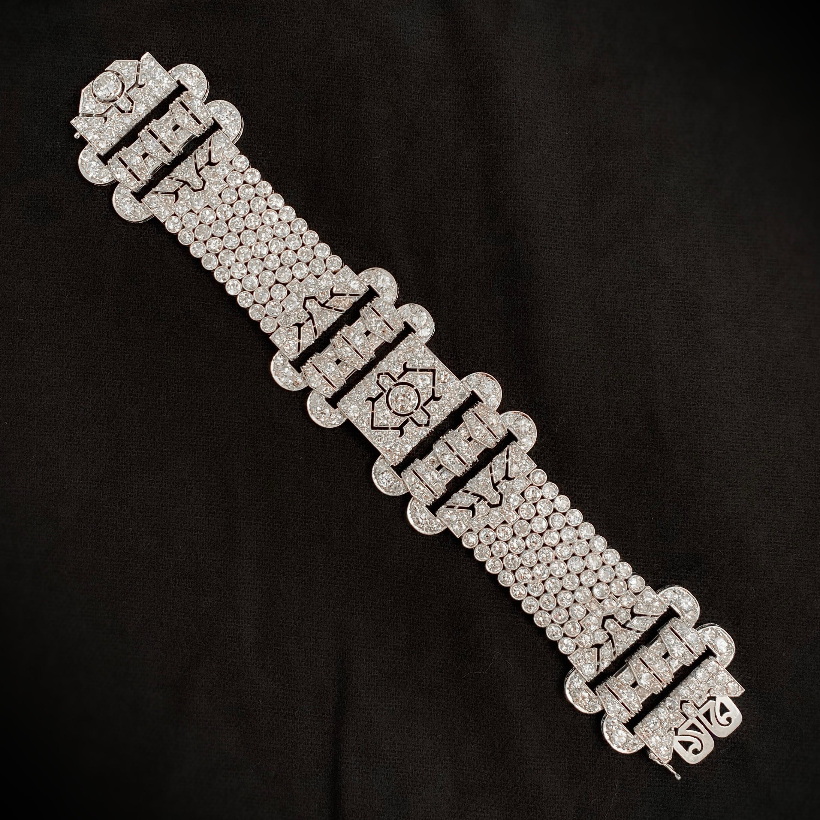 Art Deco 22 carats diamond honeycomb buckle link bracelet in platinum, Europe, 1920s/1930s. A spectacular representation of both the geometry that characterized the Art Deco period and the elegance of fine details that platinum brought to the