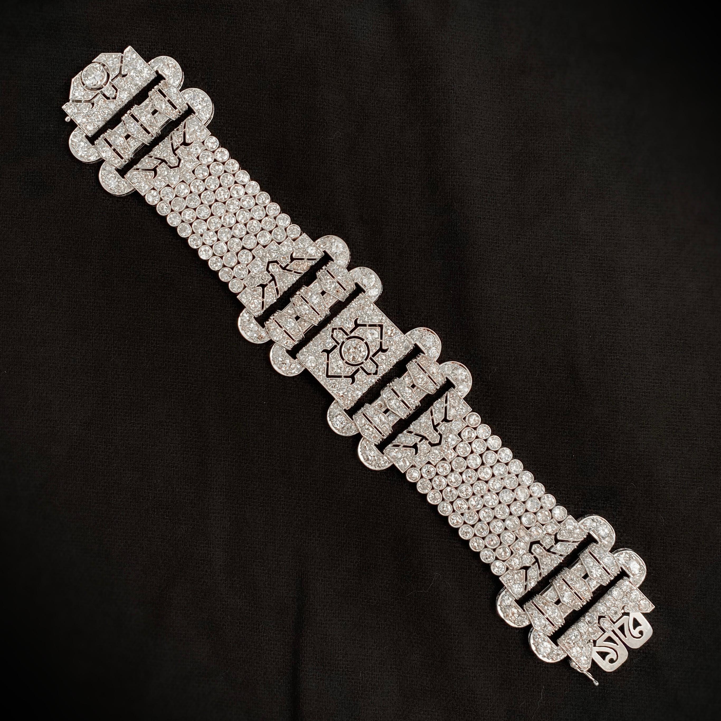 Art Deco 22 carats diamond honeycomb buckle link bracelet in platinum, Europe, 1920s/1930s. A spectacular representation of both the geometry that characterized the Art Deco period and the elegance of fine details that platinum brought to the