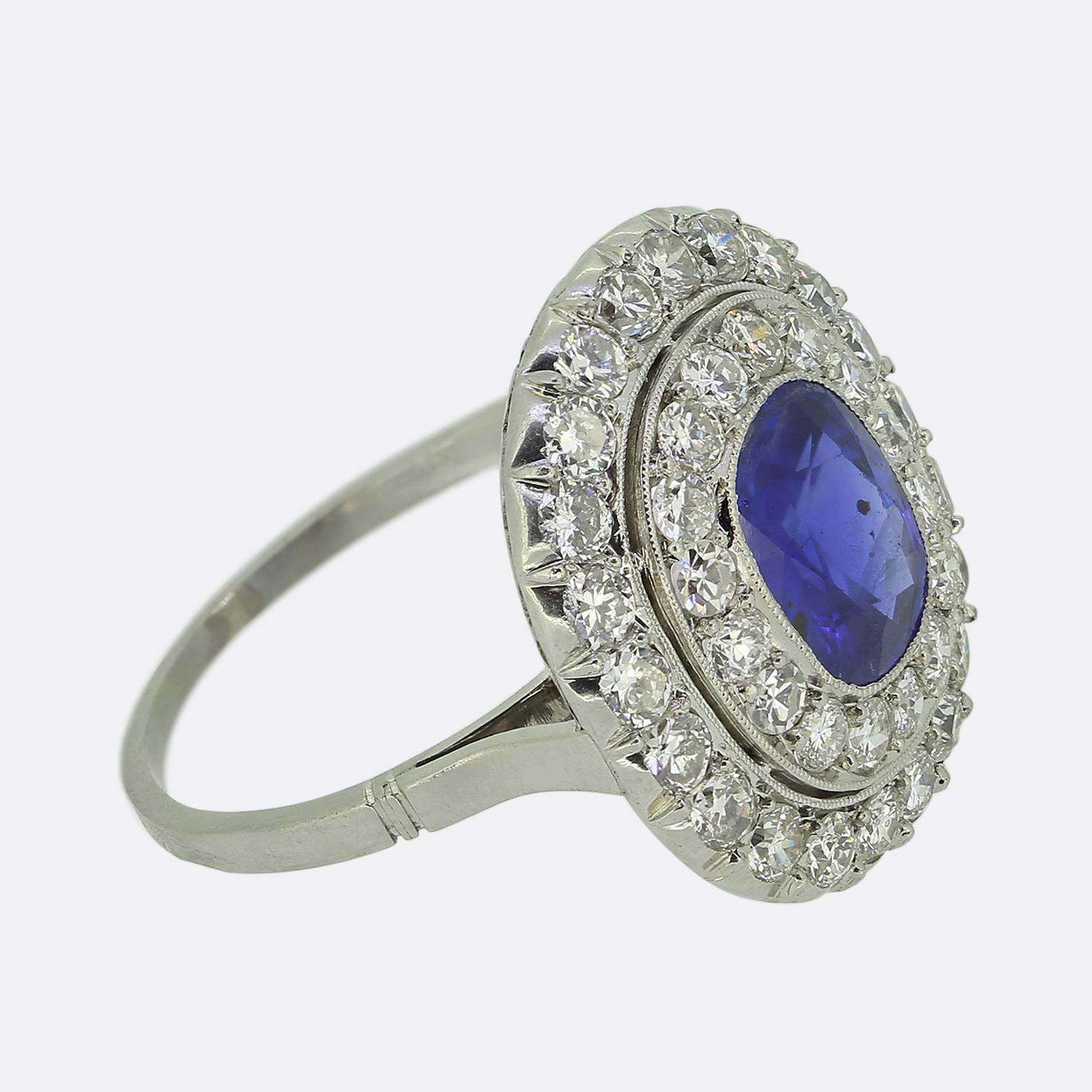 Art Déco Anello Art Deco con zaffiro birmano da 2,20 carati e doppio diamante a raggiera in vendita