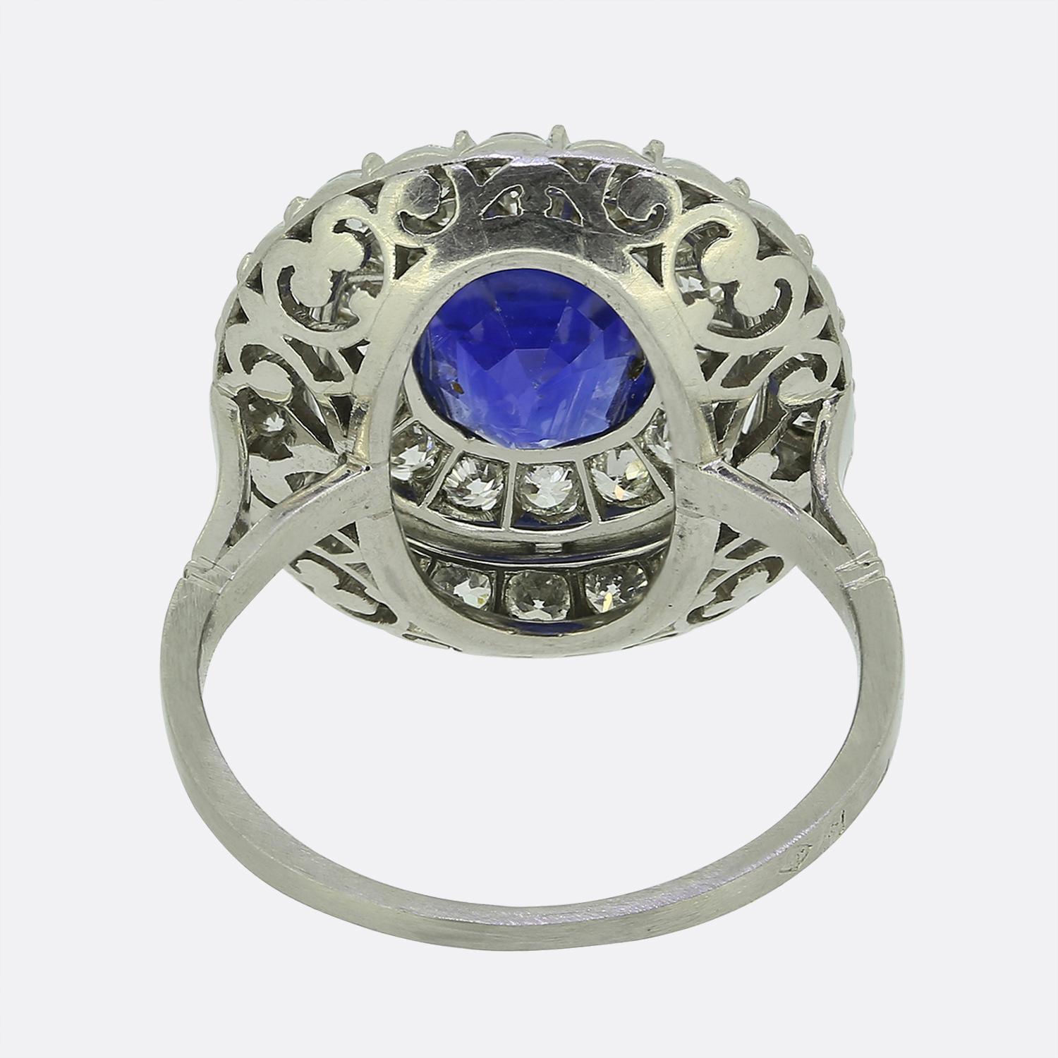 Taglio vecchia miniera Anello Art Deco con zaffiro birmano da 2,20 carati e doppio diamante a raggiera in vendita