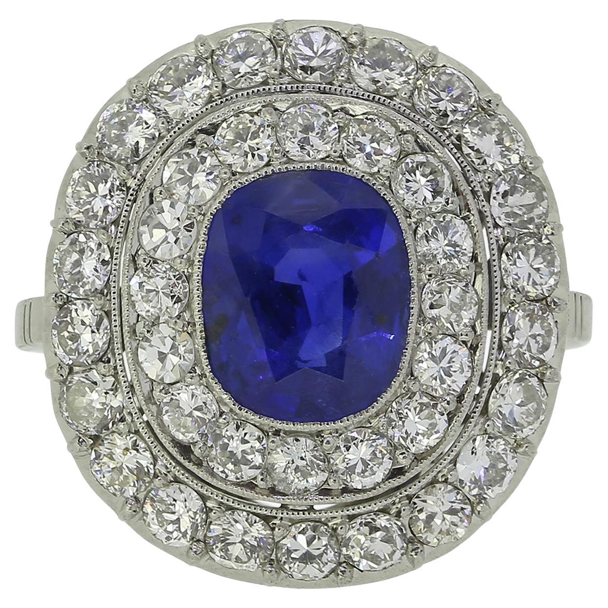Anello Art Deco con zaffiro birmano da 2,20 carati e doppio diamante a raggiera in vendita