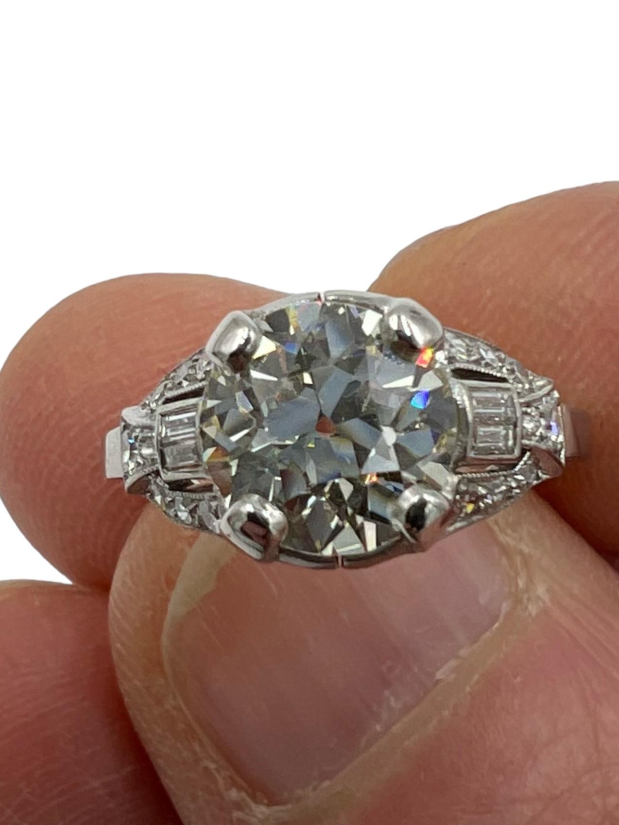 Art Deco Verlobungsring aus Platin mit 2,20 Karat Diamanten im alten europäischen Schliff, ca. 1930er Jahre.

 Sind Sie auf der Suche nach einem wirklich einzigartigen und atemberaubenden Verlobungsring, der den Test der Zeit bestehen wird? Suchen