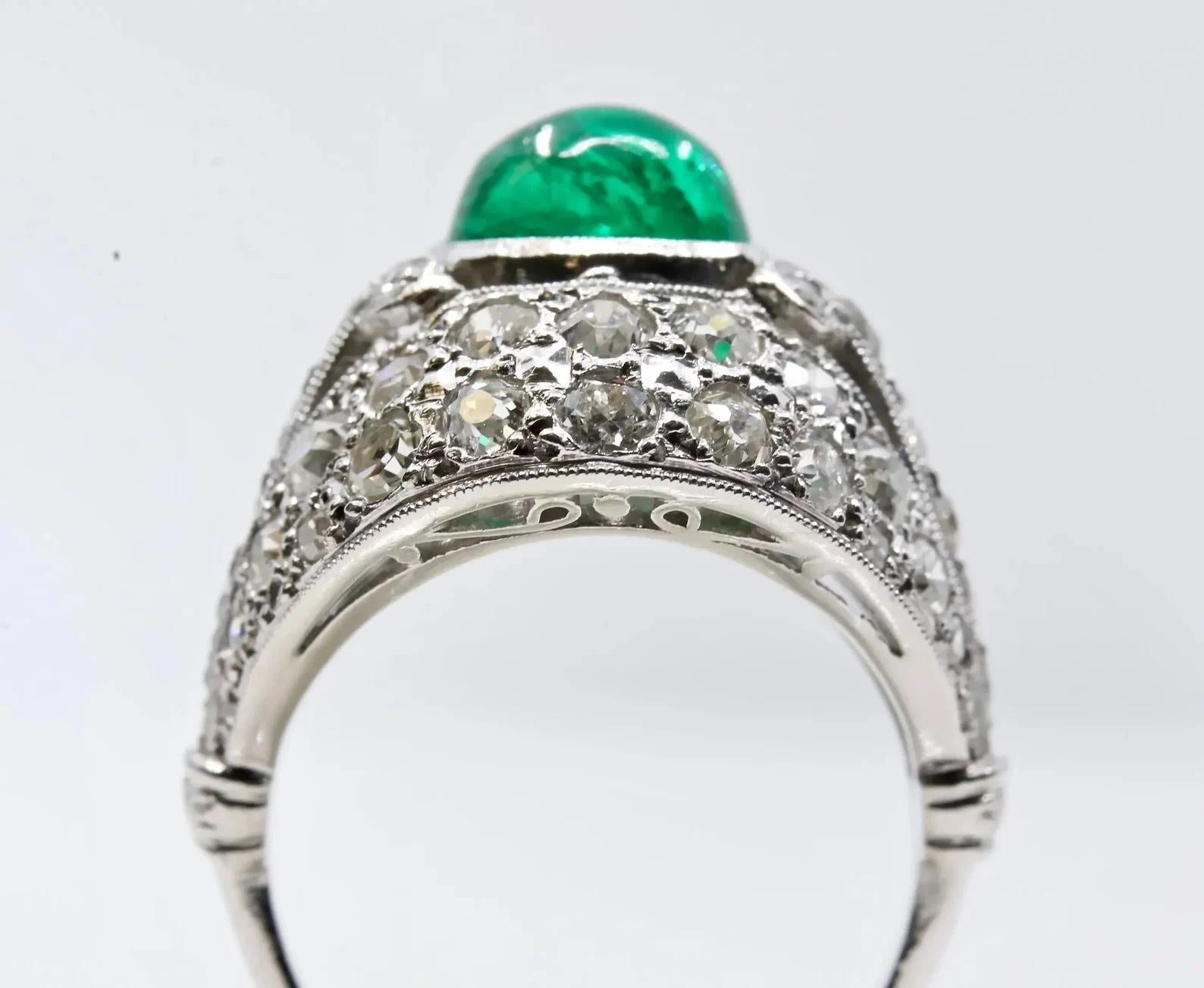 Art Deco 2,20 Karat kolumbianischer Smaragd & Diamantring aus Platin (Cabochon) im Angebot