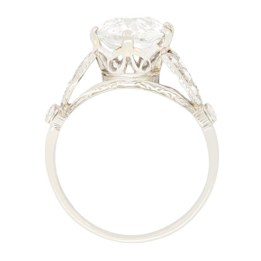 Questo solitario in stile Art Déco, che si trova al centro del dito, presenta uno splendido diamante da 2,20 carati. Il vecchio diamante con taglio a cuscino ha un colore I e una purezza I2. Incastonato in alto sul dito in una montatura a griffe in