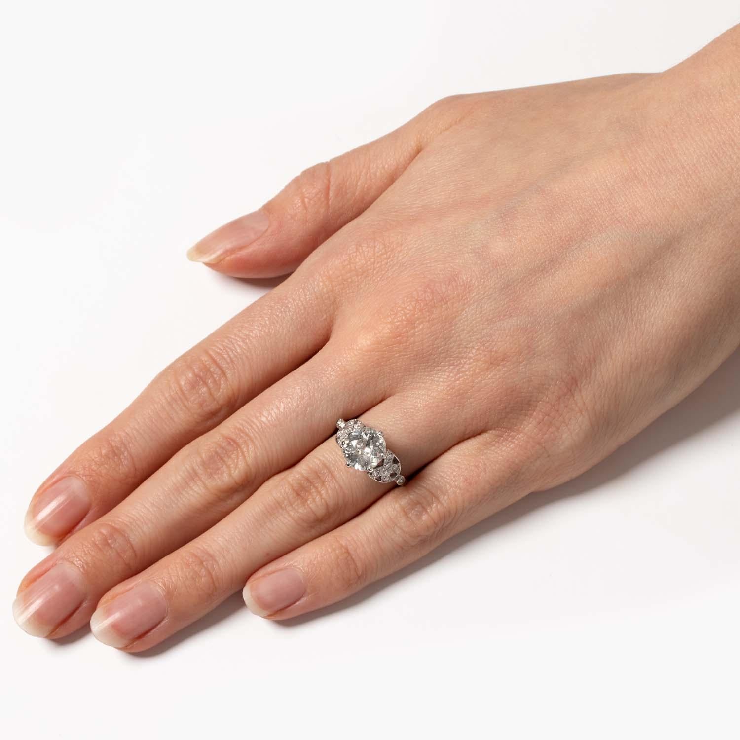 Anello solitario con diamante Art Deco da 2,20 carati, anni '20 ca. In condizioni buone in vendita a London, GB