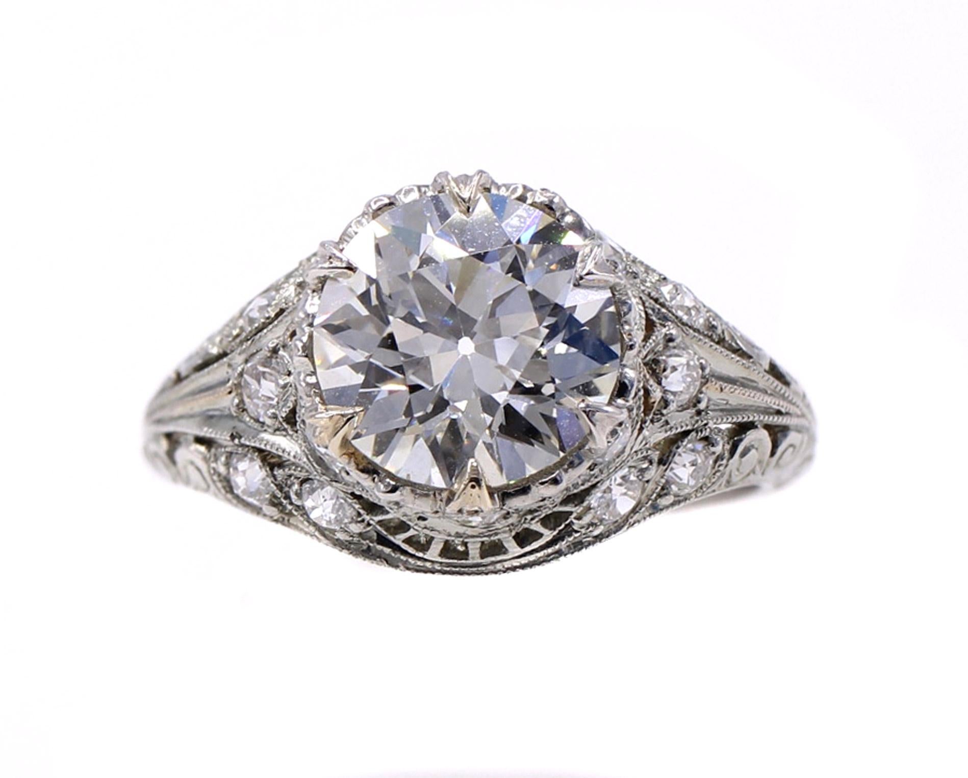 Un diamant de taille européenne ancienne, magnifiquement taillé et étincelant, est la pièce maîtresse de cette charmante bague de fiançailles Art déco bien travaillée, datant d'environ 1925. Le diamant central est accompagné d'un rapport du GIA lui