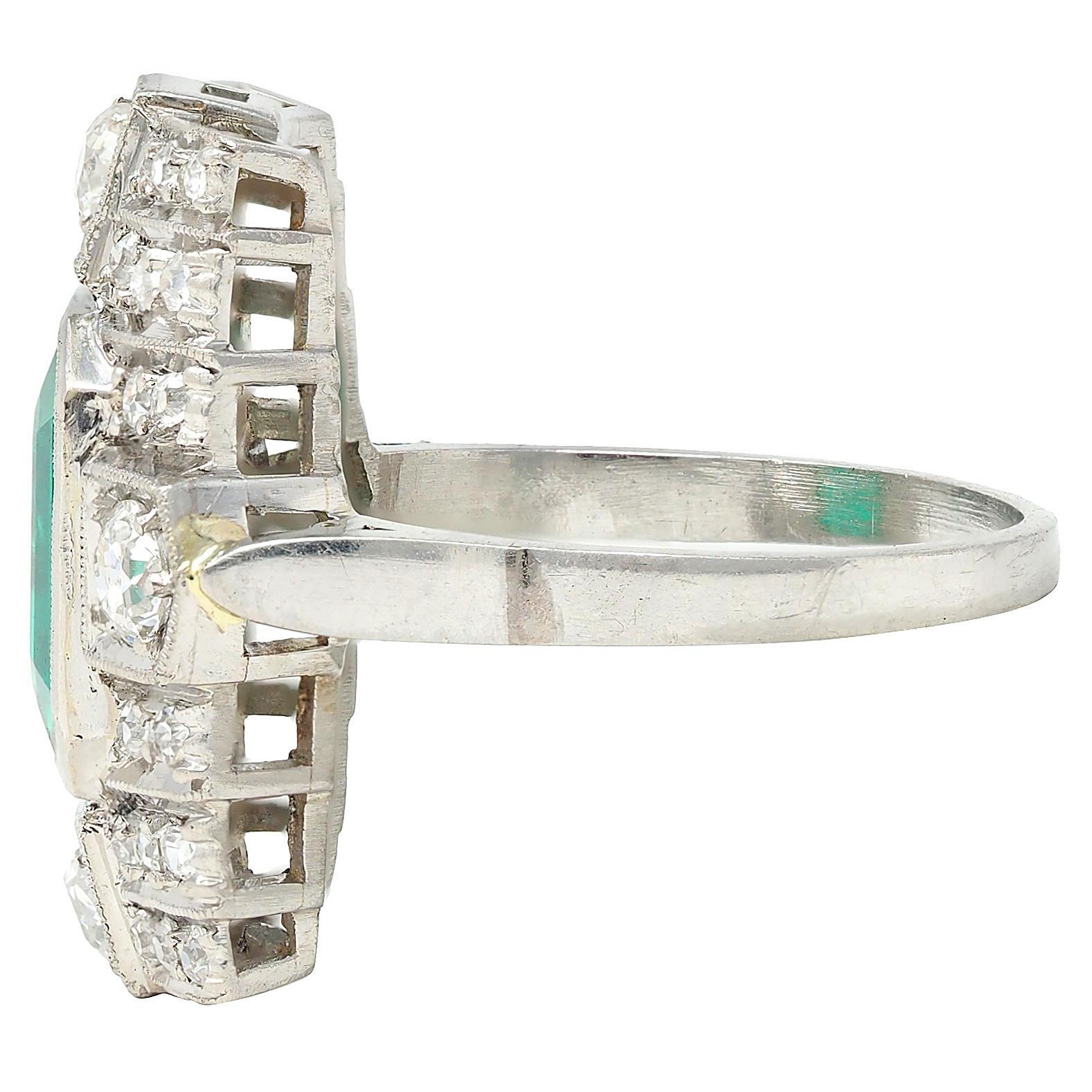 Femenino o masculino Art Deco 2.25 CTW Colombian Emerald Diamond Platinum Vintage Dinner Ring AGL en venta