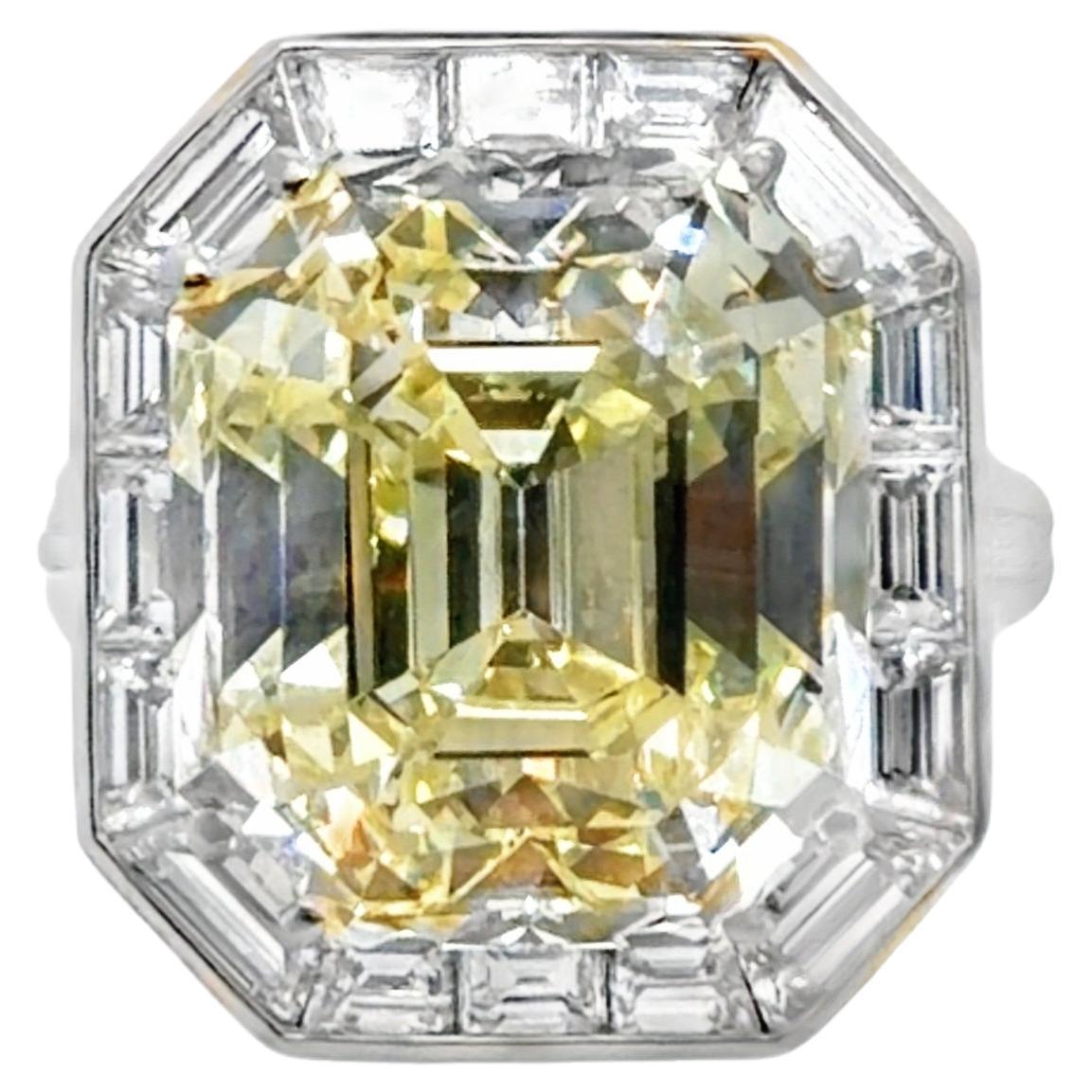 GIA Certified Fancy Light Yellow Diamond 22.83 Carat VS1 Bora 
Co in vendita