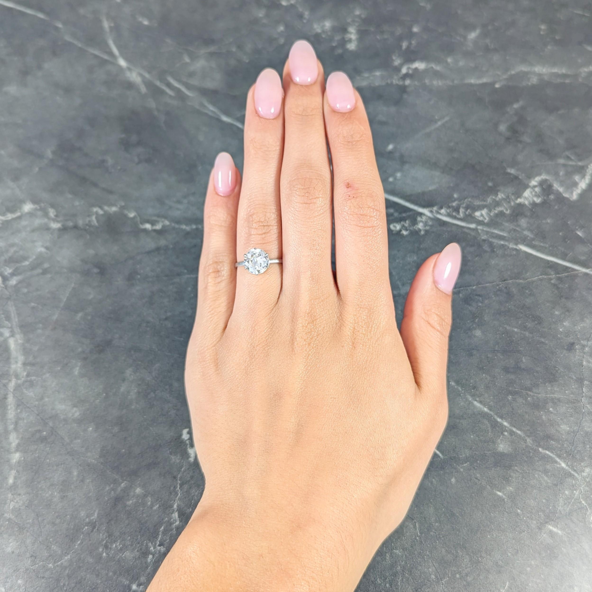 Al centro un diamante vecchio taglio europeo del peso di 2,29 carati - colore K con purezza VS1
Incastonato in un cestino a sei punte con una galleria traforata
Raffigurante un motivo geometrico che circonda completamente
Testato come platino
Circa: