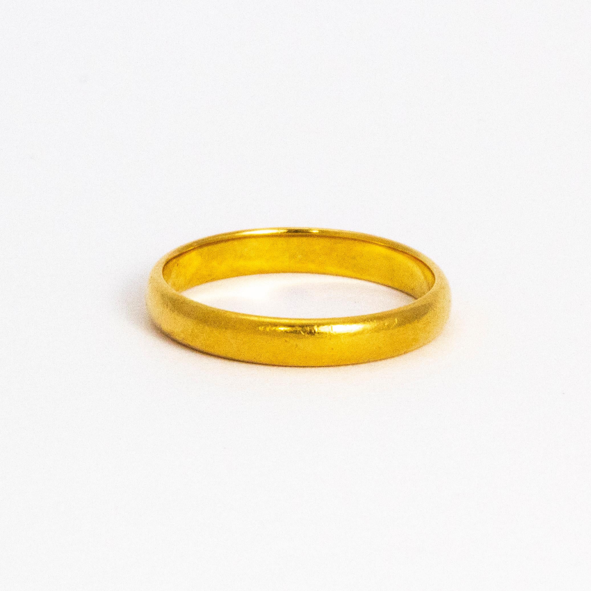 Glossy 22ct gold band, perfect for a wedding band or just a simple everyday piece.

Ring Size: K or 5 1/4