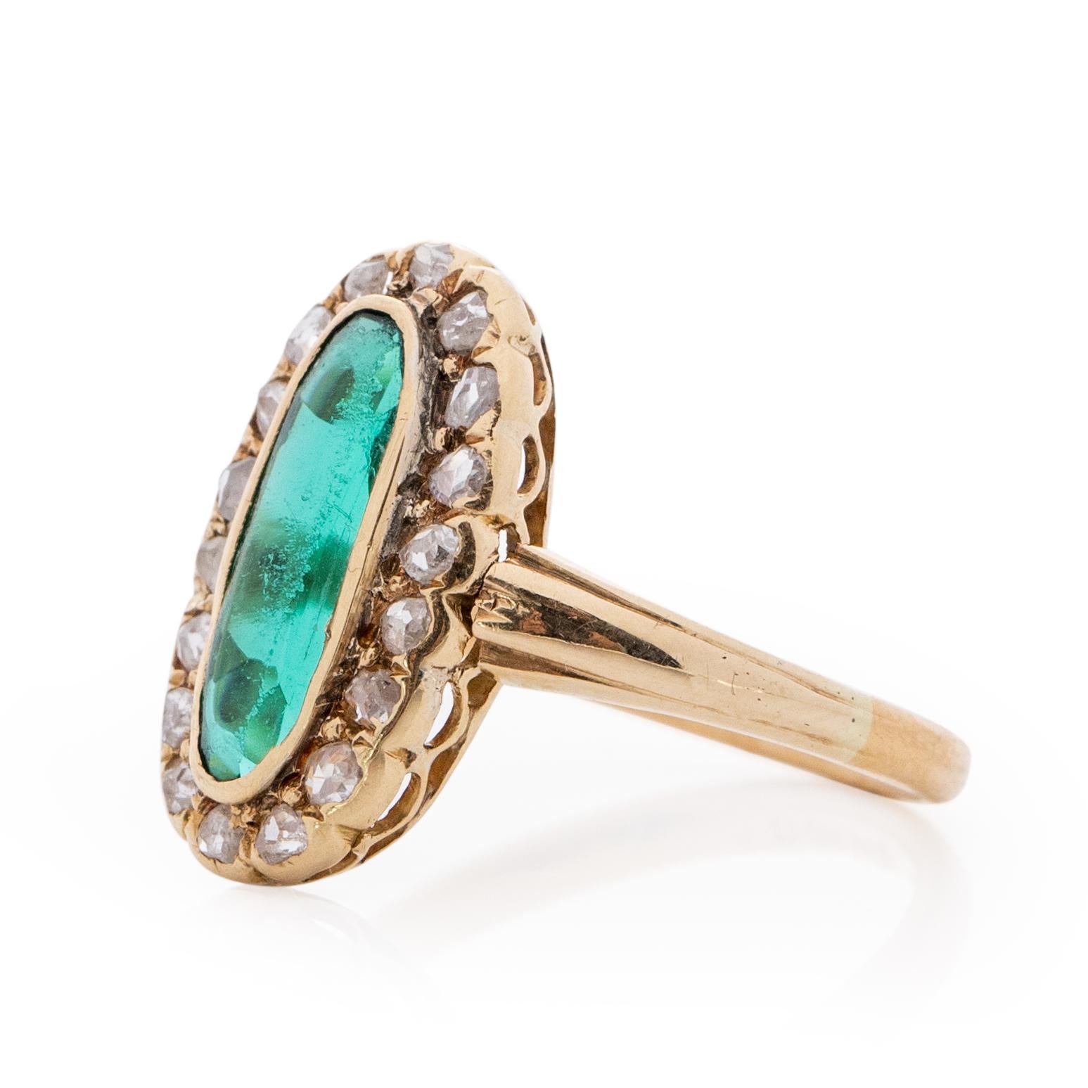 Langer, lebhaft grüner Art-Déco-Edelstein aus 22 Karat Gold mit Diamant-Halo-Ring (Rosenschliff) im Angebot