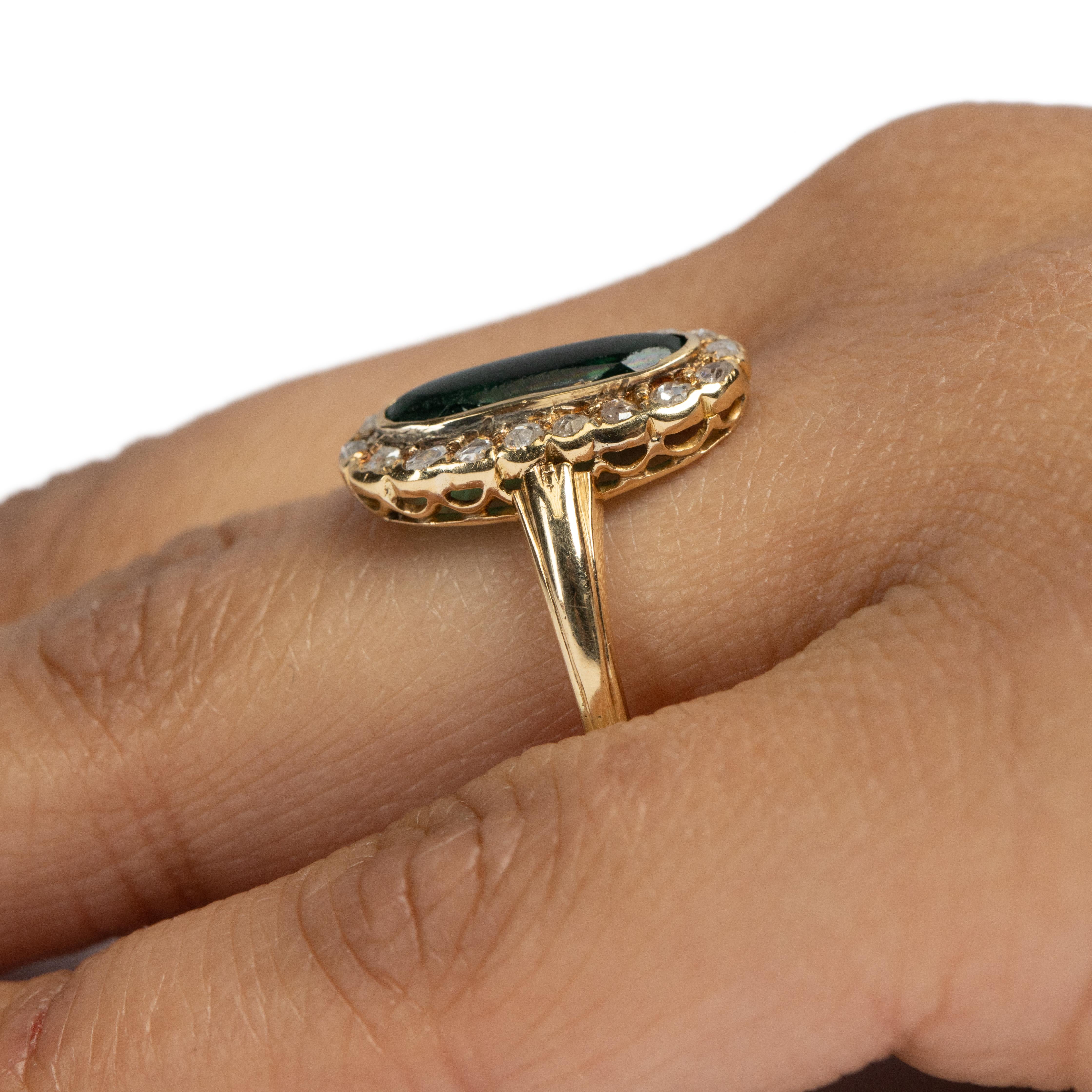 Langer, lebhaft grüner Art-Déco-Edelstein aus 22 Karat Gold mit Diamant-Halo-Ring im Angebot 2