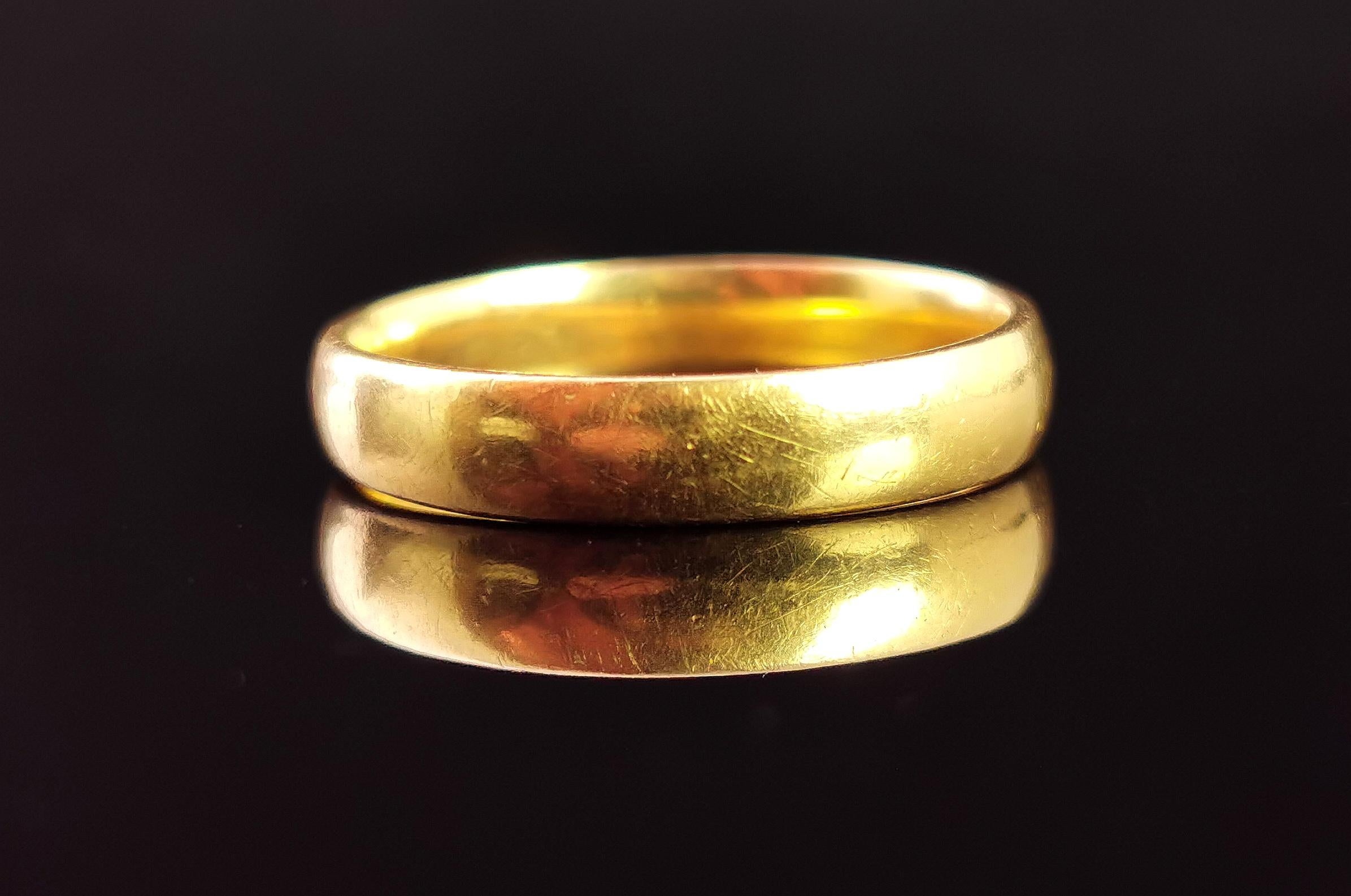 A gorgeous, early Art Deco era 22ct gold band ring or wedding ring.

Rich, warm, buttery golden 22ct yellow gold, this lovely hue is only ever found on antique gold and it is so rich and unique.

It has a soft D profile and it has a good weight to