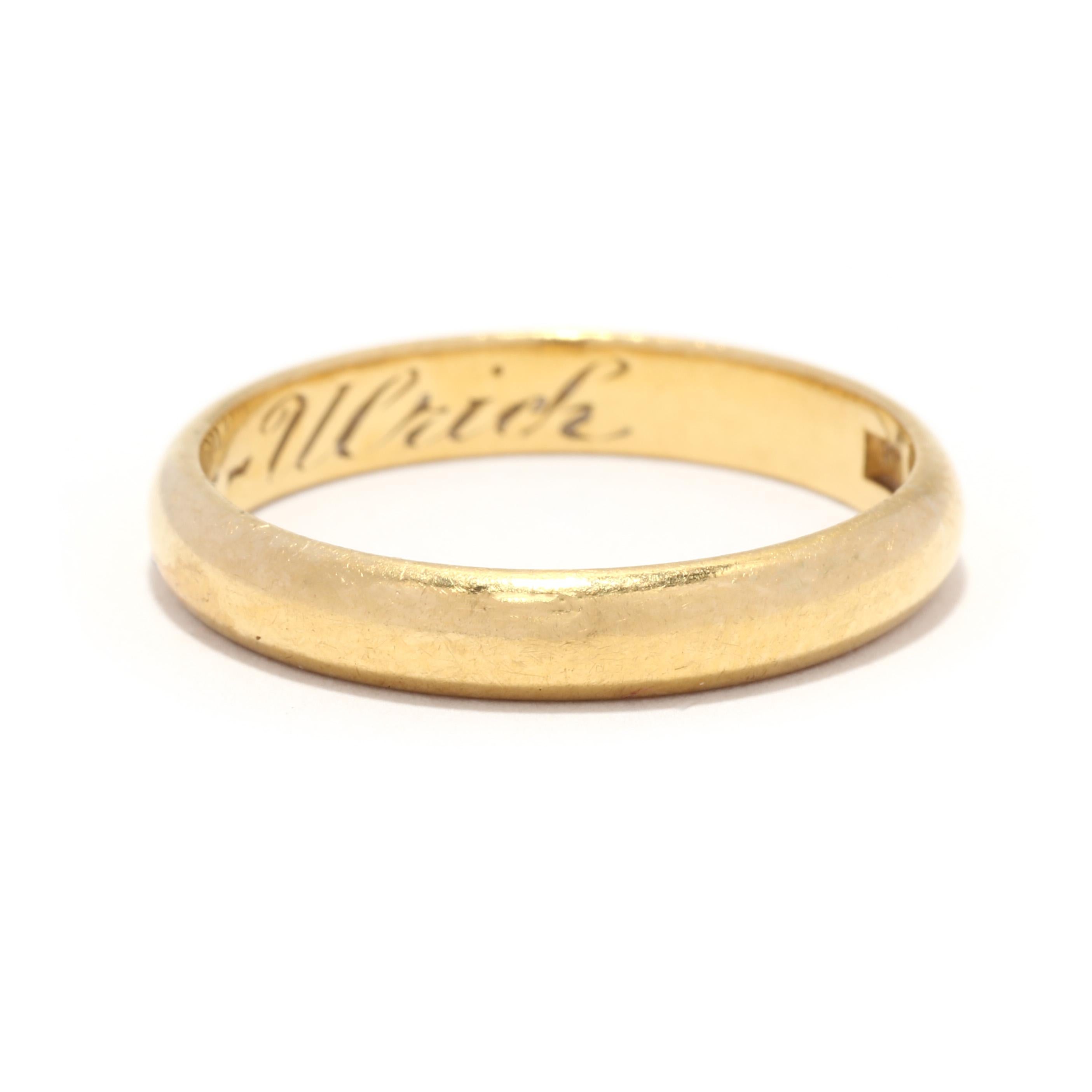 Ein Art Deco Ehering aus 22 Karat Gelbgold. Dieses hochkarätige, stapelbare Band hat ein leicht gewölbtes, schlichtes Design, das auf dem Innenband mit der Gravur 