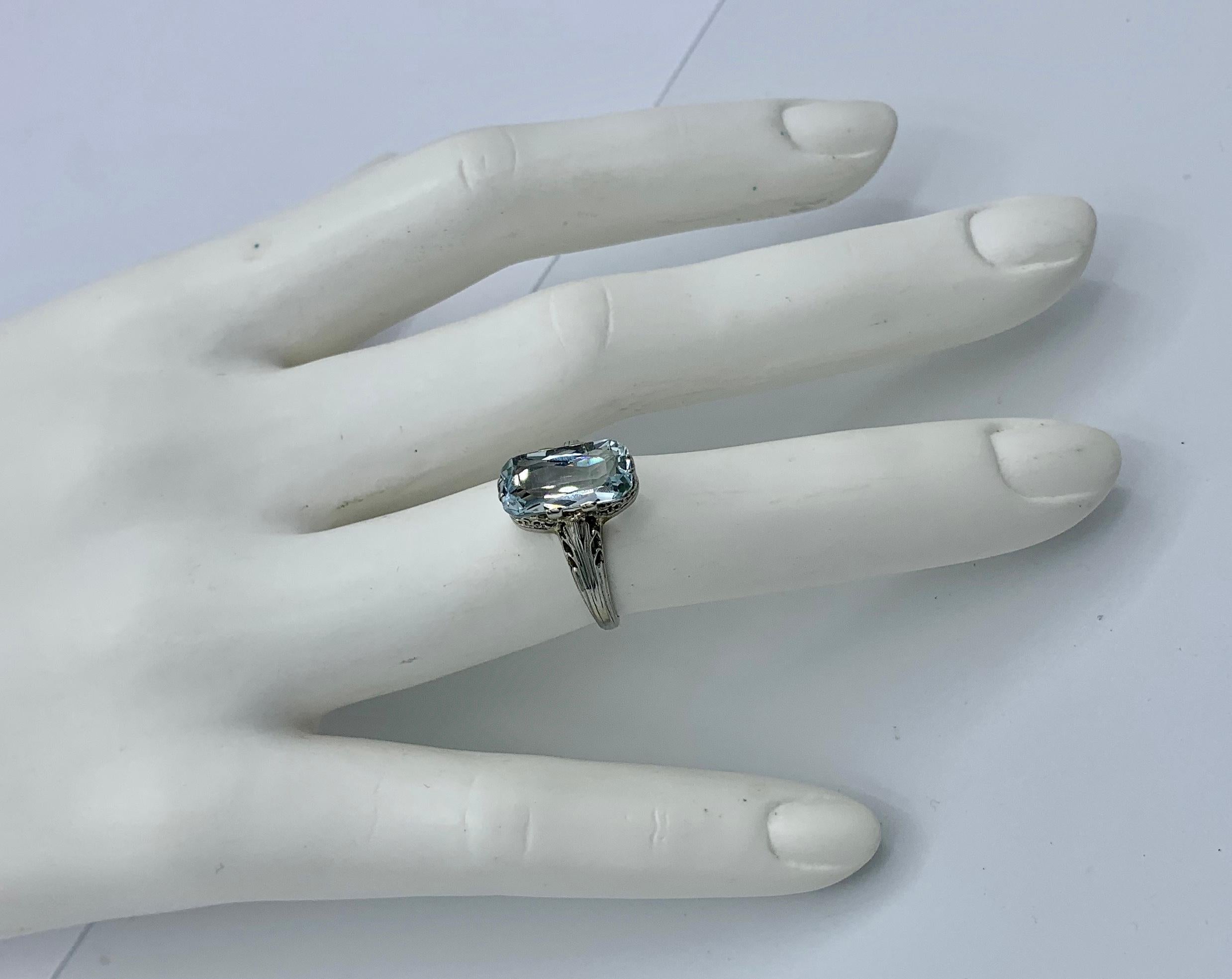 Art Deco 2.3 Carat Aquamarine Ring 18 Karat White Gold Emerald Cut For Sale 1