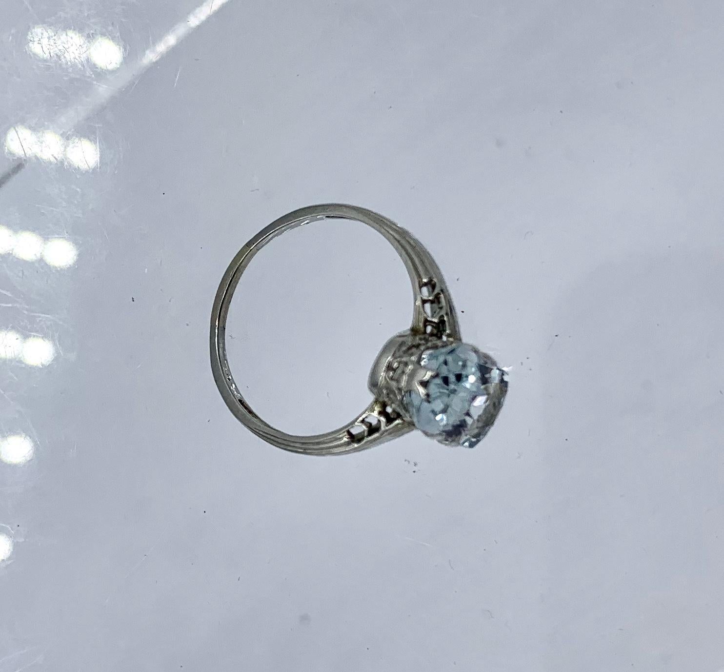 Art Deco 2.3 Carat Aquamarine Ring 18 Karat White Gold Emerald Cut For Sale 4