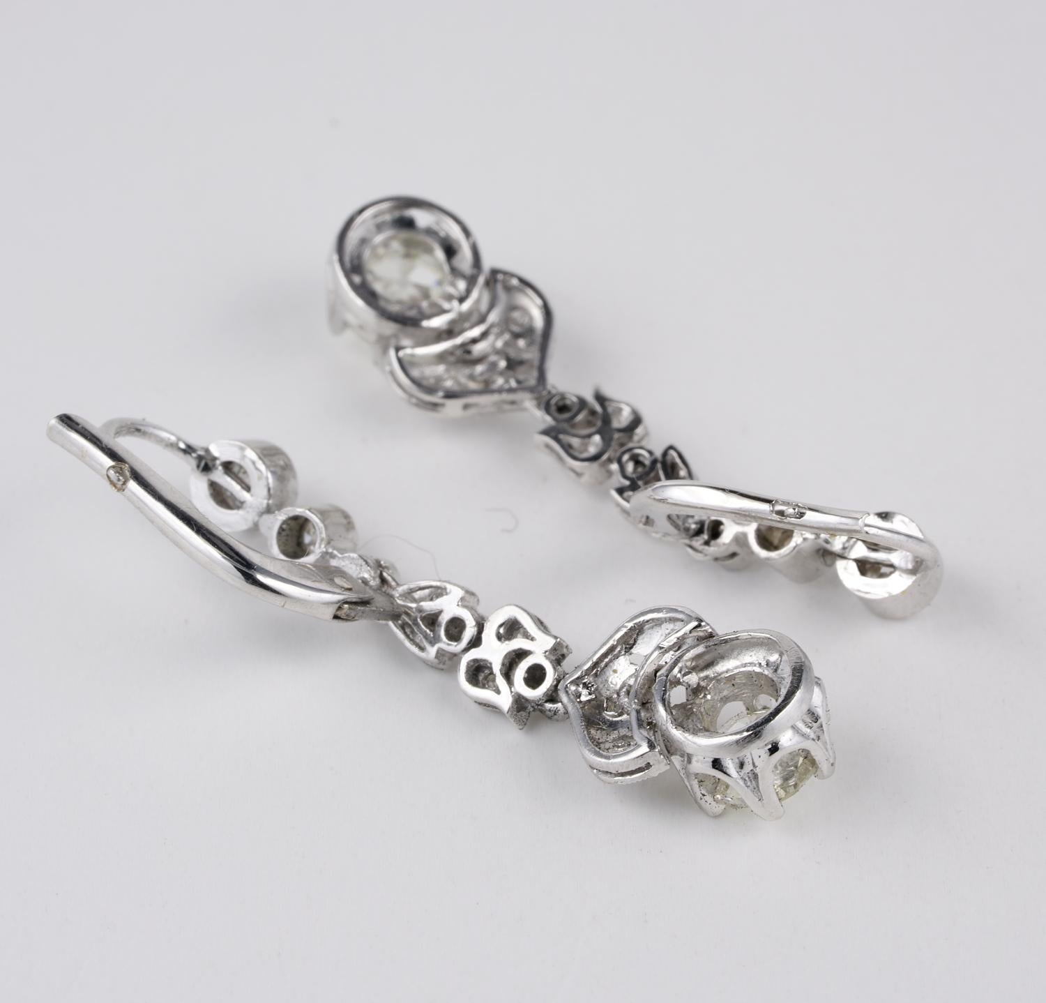 Women's or Men's Art Deco 2.30 Ct Diamond Swing Drop Earrings 18Kt/Platinum For Sale