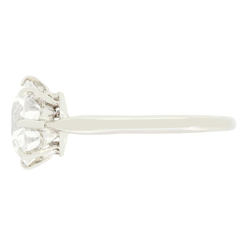 Uno splendido diamante antico di taglio europeo è al centro della scena in questo classico solitario Art Deco. La pietra scintillante pesa 2,30 carati ed è di alta qualità, con colore G e purezza VS1. All'interno di una pinza di platino fatta a