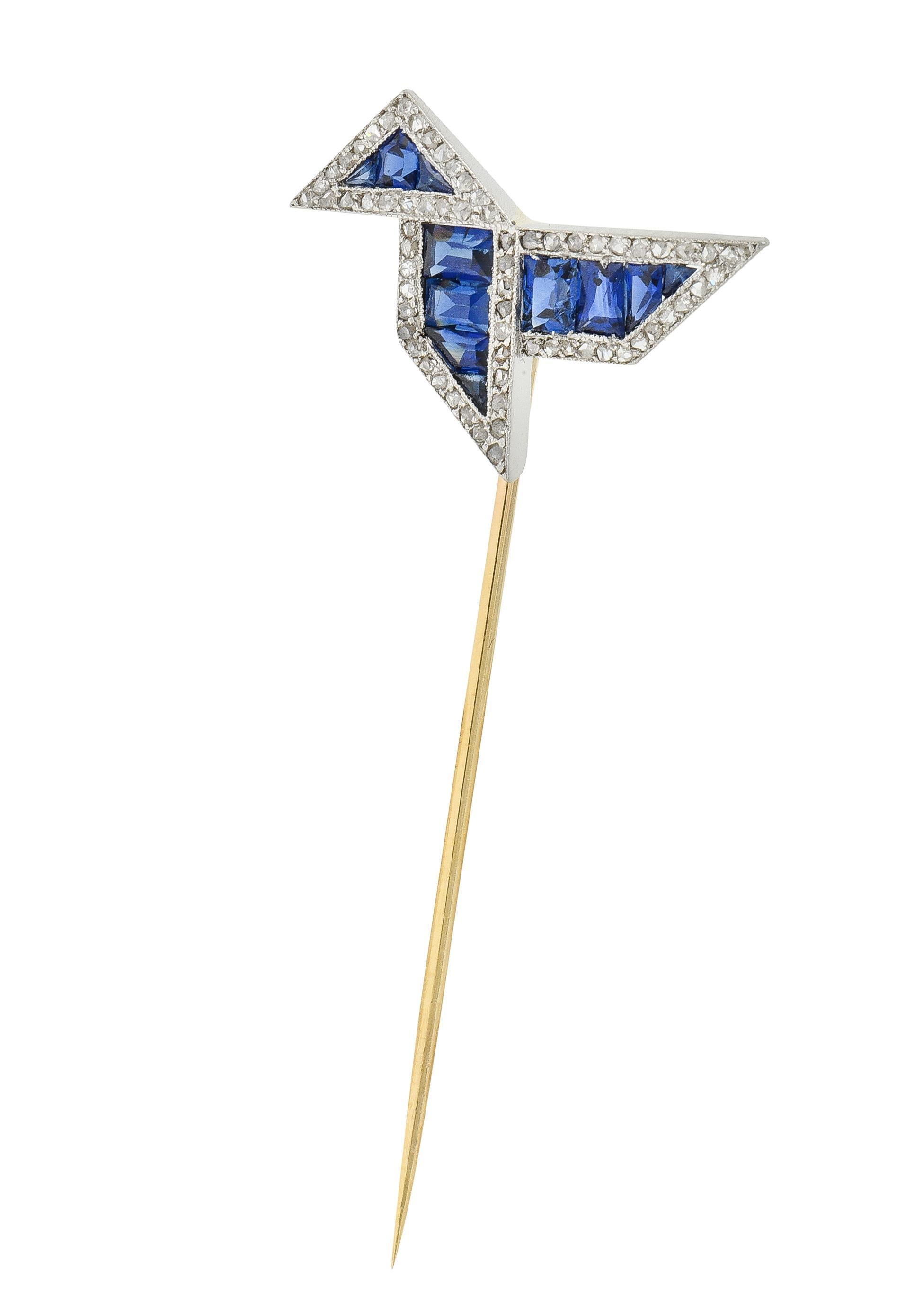 Designt als stilisierter Origami-Vogel mit Saphiren im Baguette- und Kaliberschliff
Mit einem Gesamtgewicht von ca. 2,16 Karat - mittlere transparente blaue Farbe
Kanalfassung auf Platin mit perlenbesetzten Diamanten im Rosenschliff
Mit einem