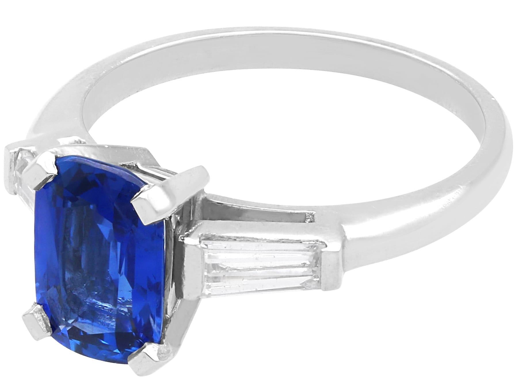 Art Deco 2.38 Carat Burmese Sapphire 0.30 Carat Diamond Platinum Ring Circa 1930 Corte cojín en venta