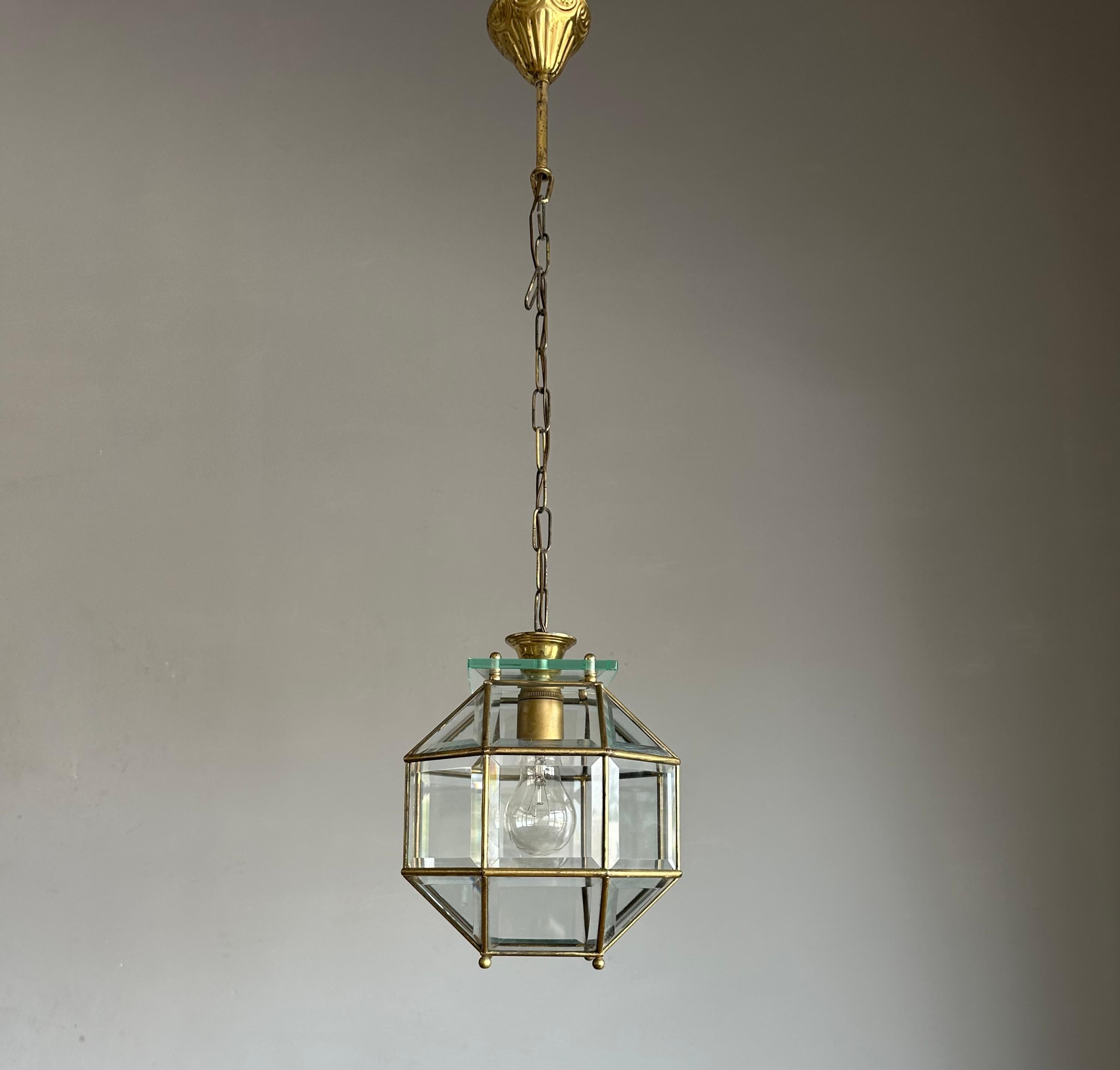 Lanterna in ottone e vetro smussato in stile Adolf Loos, di dimensioni pratiche e in ottime condizioni.

Questo ciondolo dal design elegante e senza tempo è fatto a mano e in ottime condizioni. Questo ciondolo esagonale ha un totale di 24 sezioni di