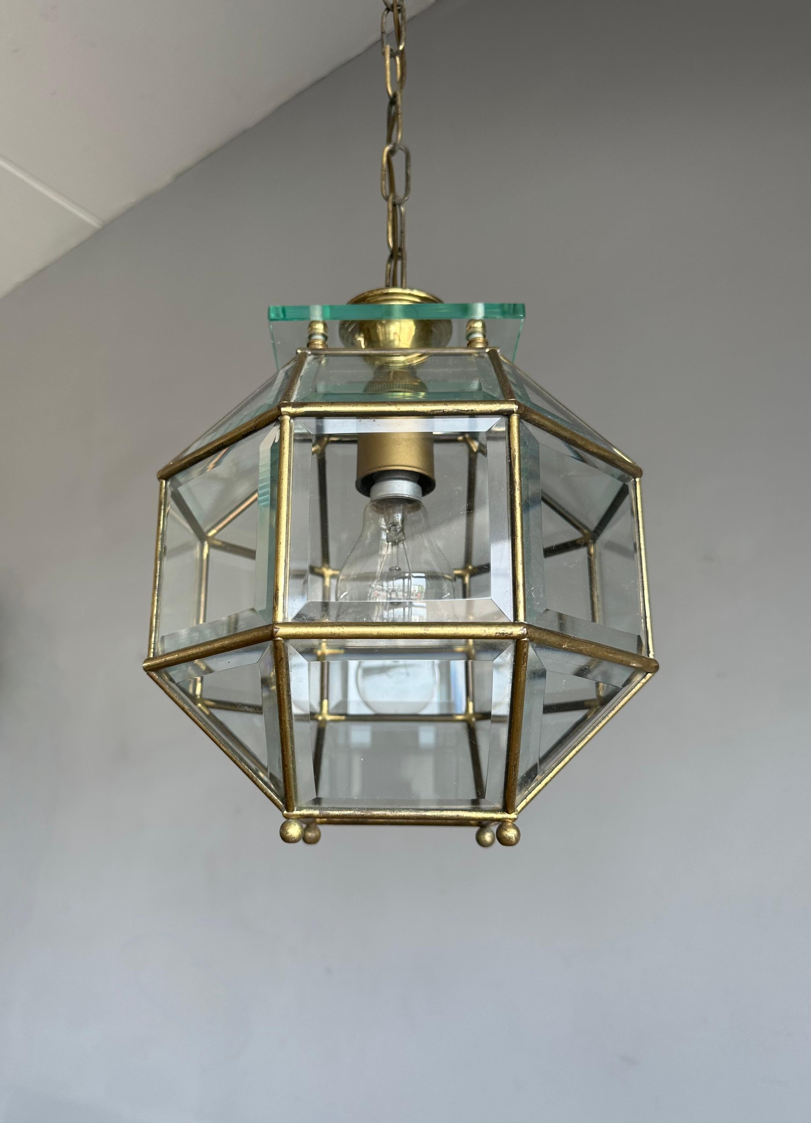 Europeo Art Deco 24 Pannelli di vetro smussato e pendente in ottone, plafoniera, lanterna anni '20 in vendita
