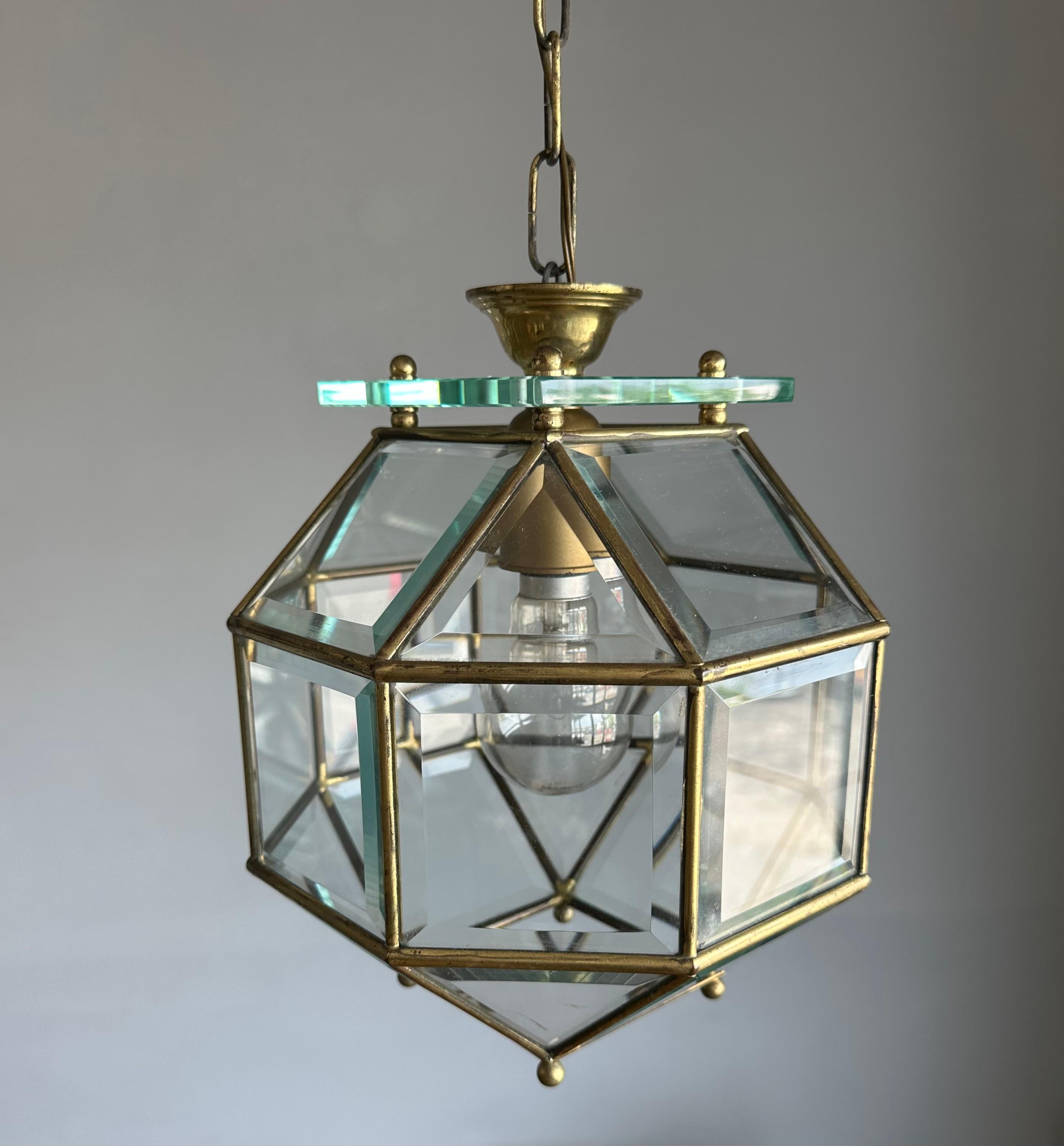 XX secolo Art Deco 24 Pannelli di vetro smussato e pendente in ottone, plafoniera, lanterna anni '20 in vendita