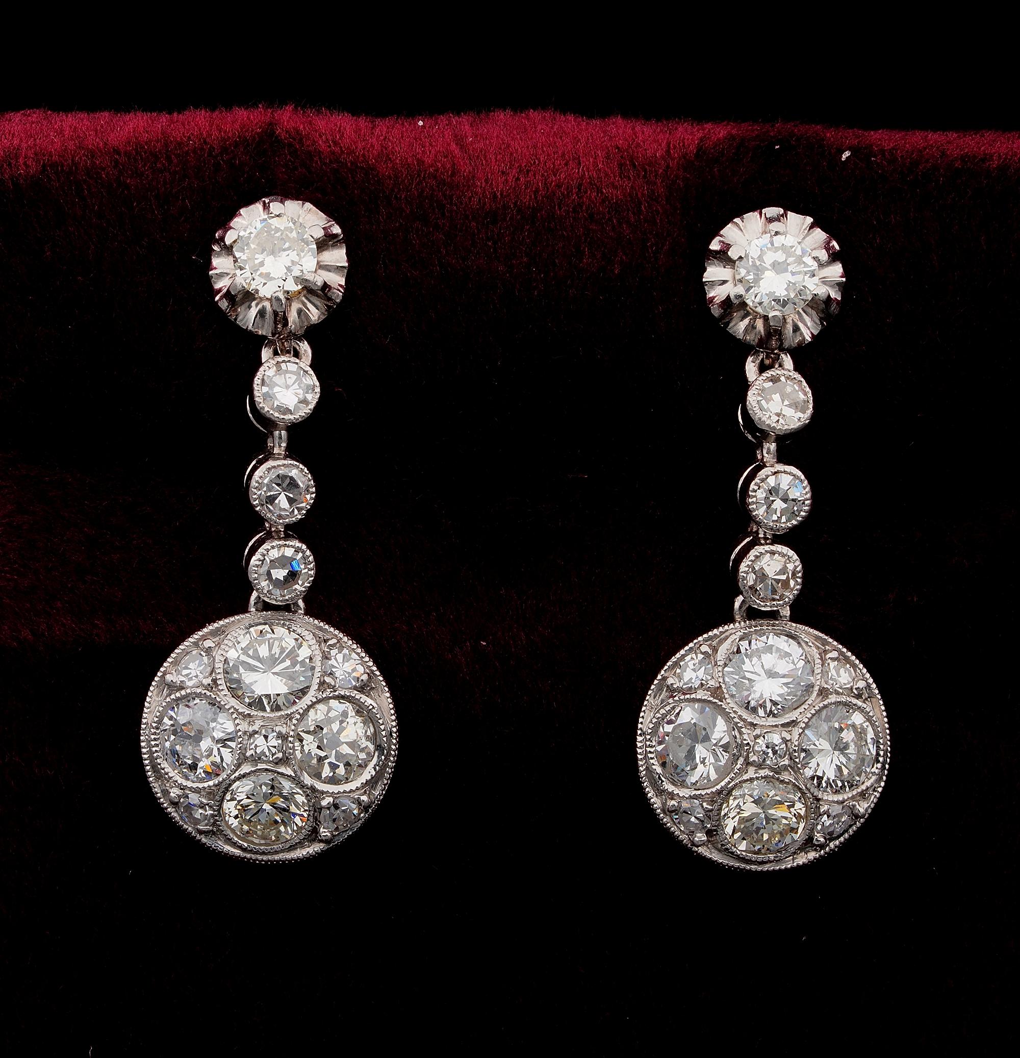 Art Déco Art Deco 2.40 Ct. Orecchini a goccia con diamante e platino in vendita