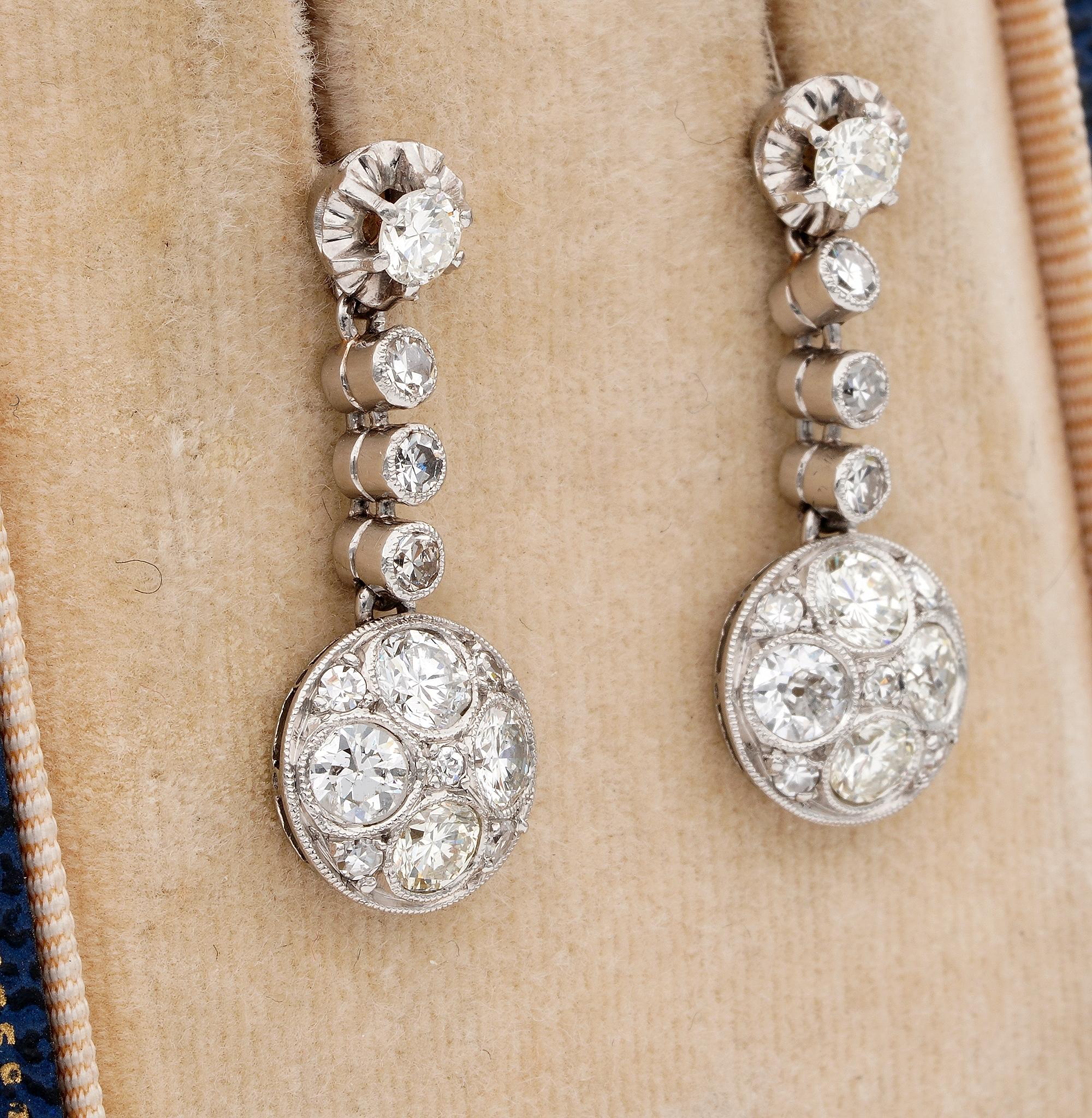 Art Deco 2.40 Ct. Diamond Platinum Charming Drop earrings In Good Condition For Sale In Napoli, IT