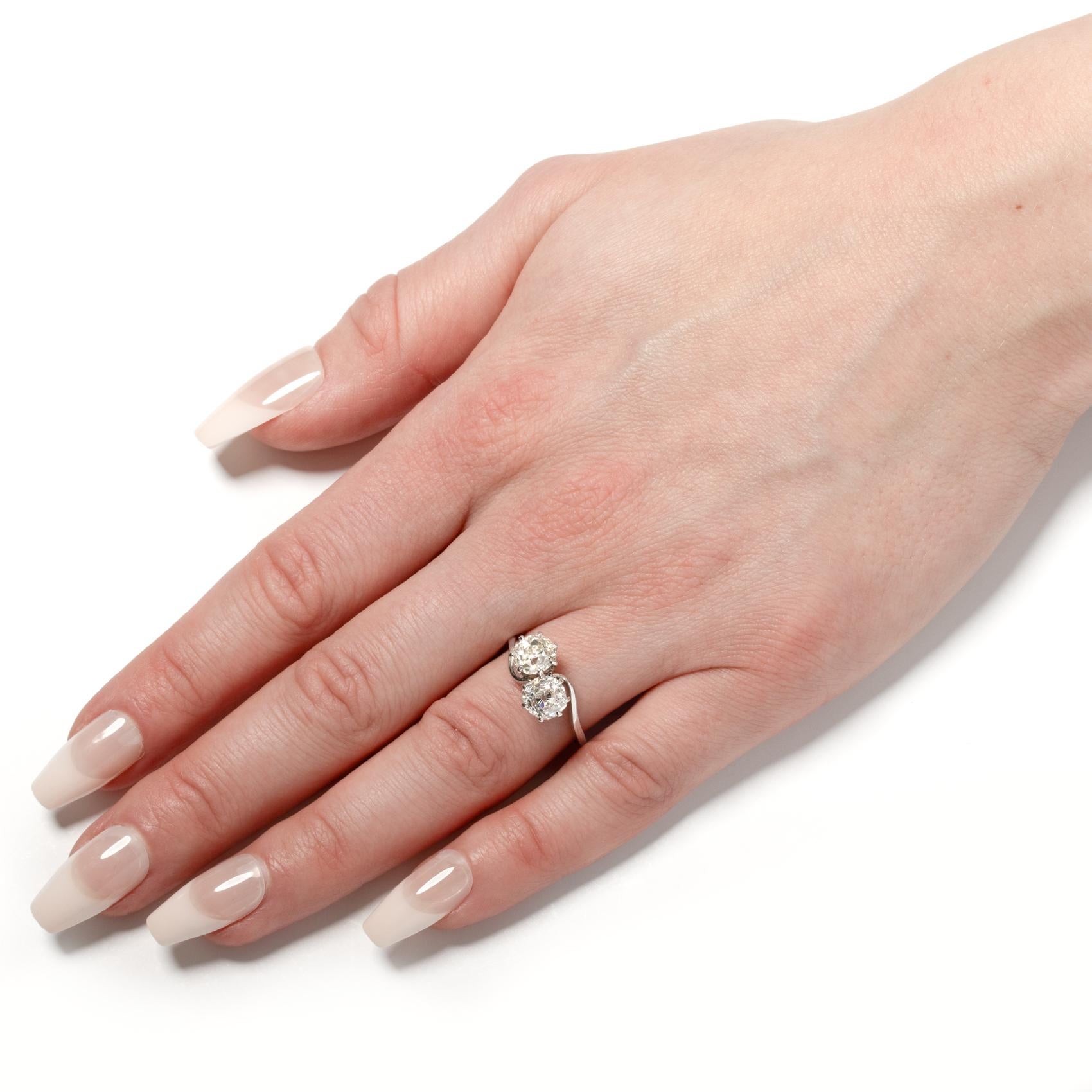 Women's or Men's Art Deco 2.40ct Diamond Toi et Moi Two Stone Ring, c.1920s For Sale
