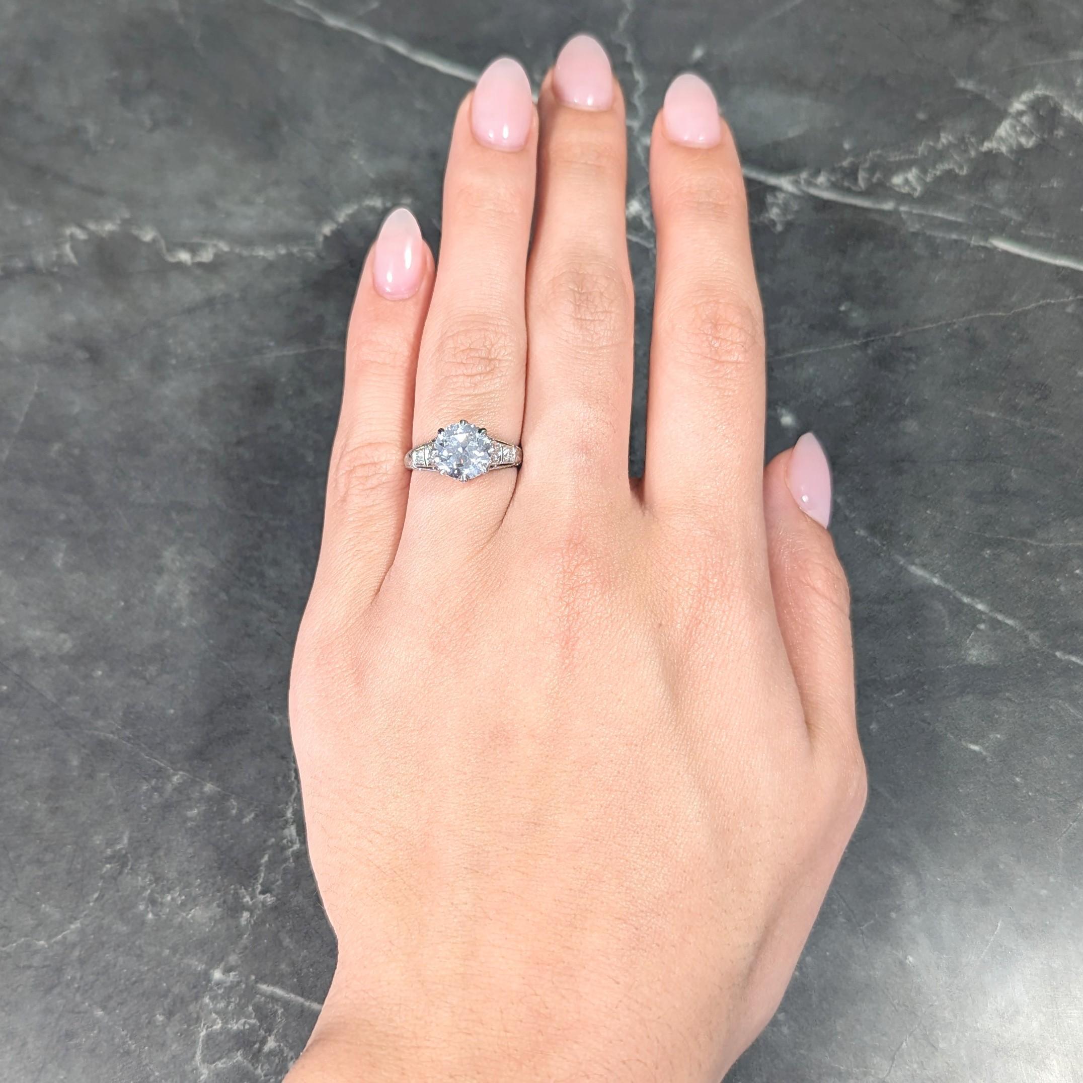 In der Mitte ein Diamant im alten europäischen Schliff mit einem Gesamtgewicht von 2,24 Karat - Farbe F und Reinheit SI1
In einer kunstvoll durchbrochenen Galerie mit Lotosblumenmotiv gefasst
Akzentuiert durch Diamanten im alten europäischen Schliff