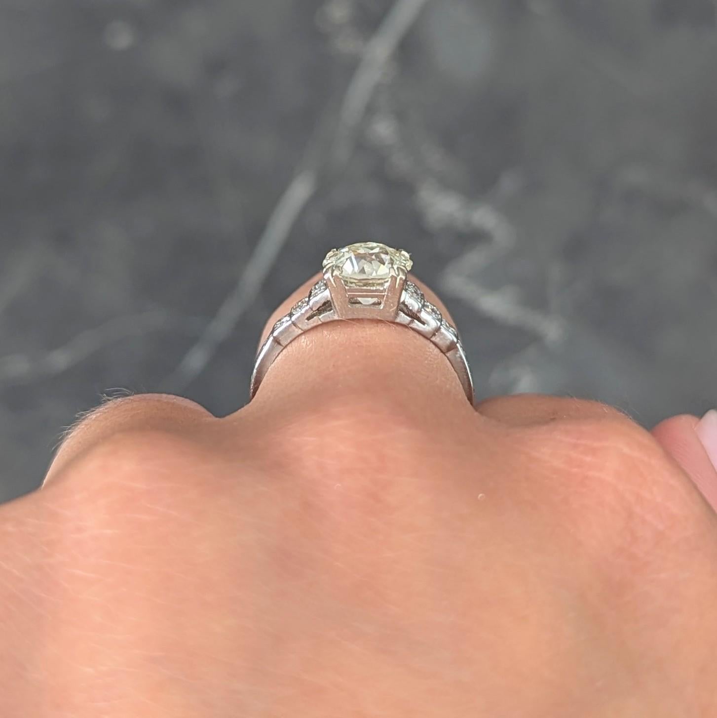 Art Deco 2.49 CTW Old Mine Cut Diamant Platin Vintage Stufen Verlobungsring im Angebot 3