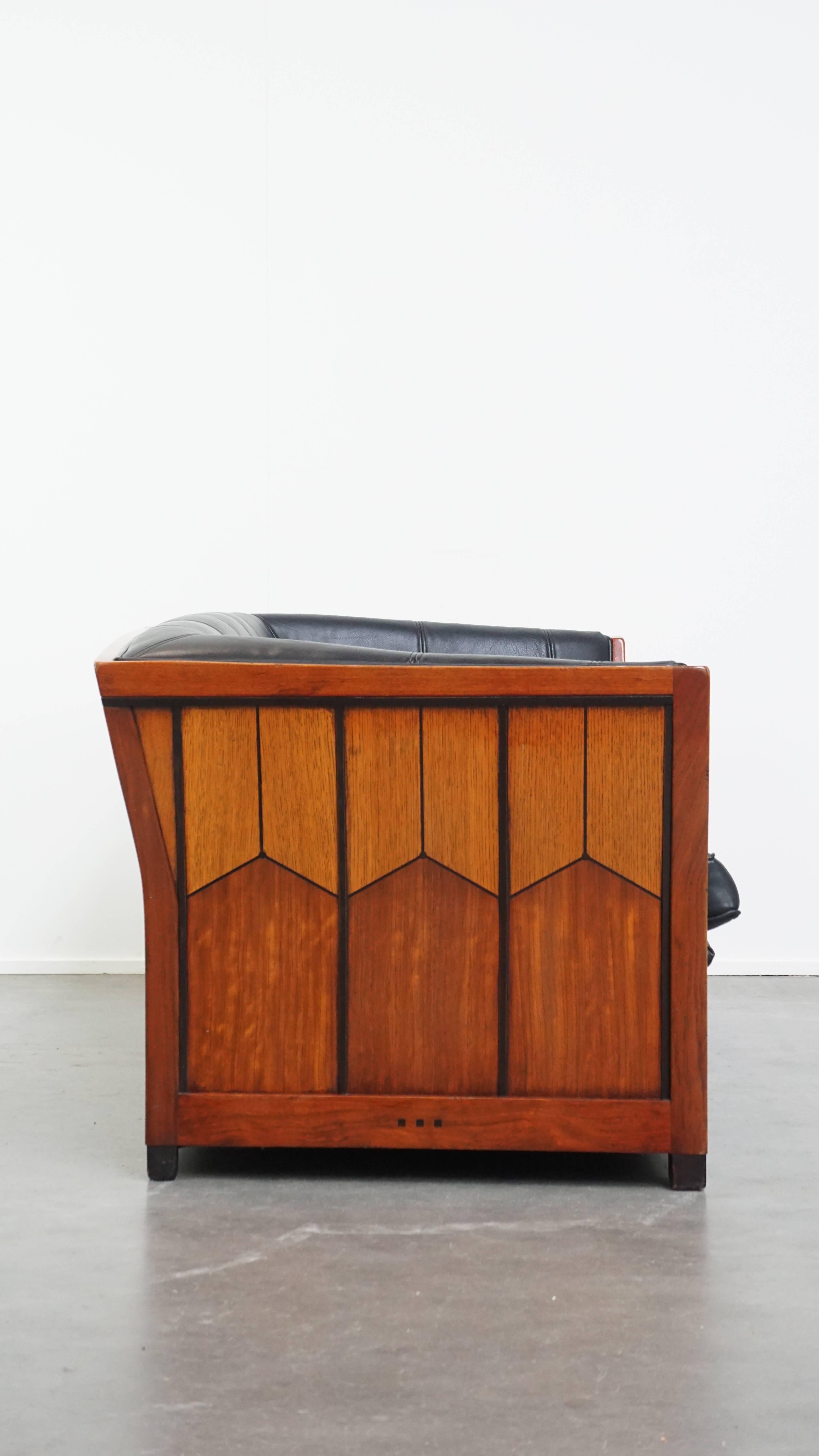 Nous vous proposons ce canapé Art Deco Schuitema 2,5 places en cuir de la série Decoforma, avec un travail du bois unique. Ce superbe canapé Art déco est fabriqué par la grande marque néerlandaise Schuitema, réputée pour sa haute qualité et ses