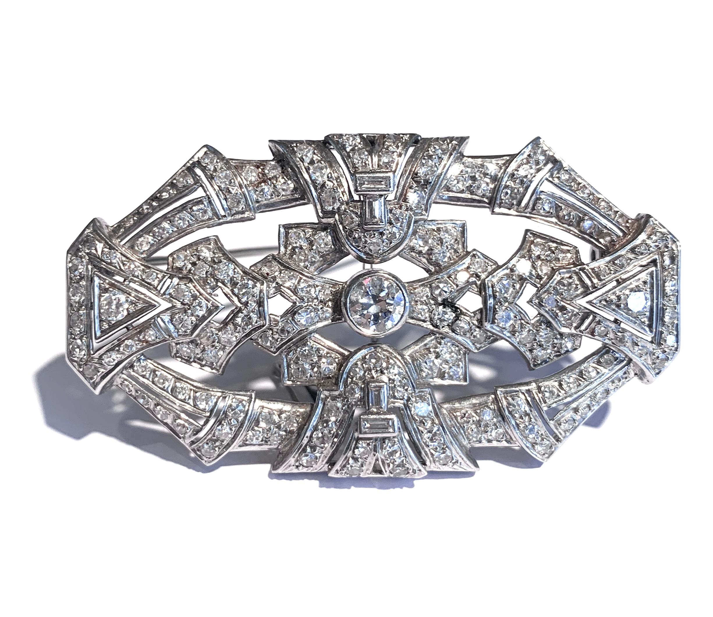 Brooch set with a 0.50 carat round cut central diamond and paved with round and baguette diamonds.

Double pin and security chain.

Platinum (900/000th)

Total weight of the diamonds : 2.50 cts

One of a kind jewelry

French work

Circa