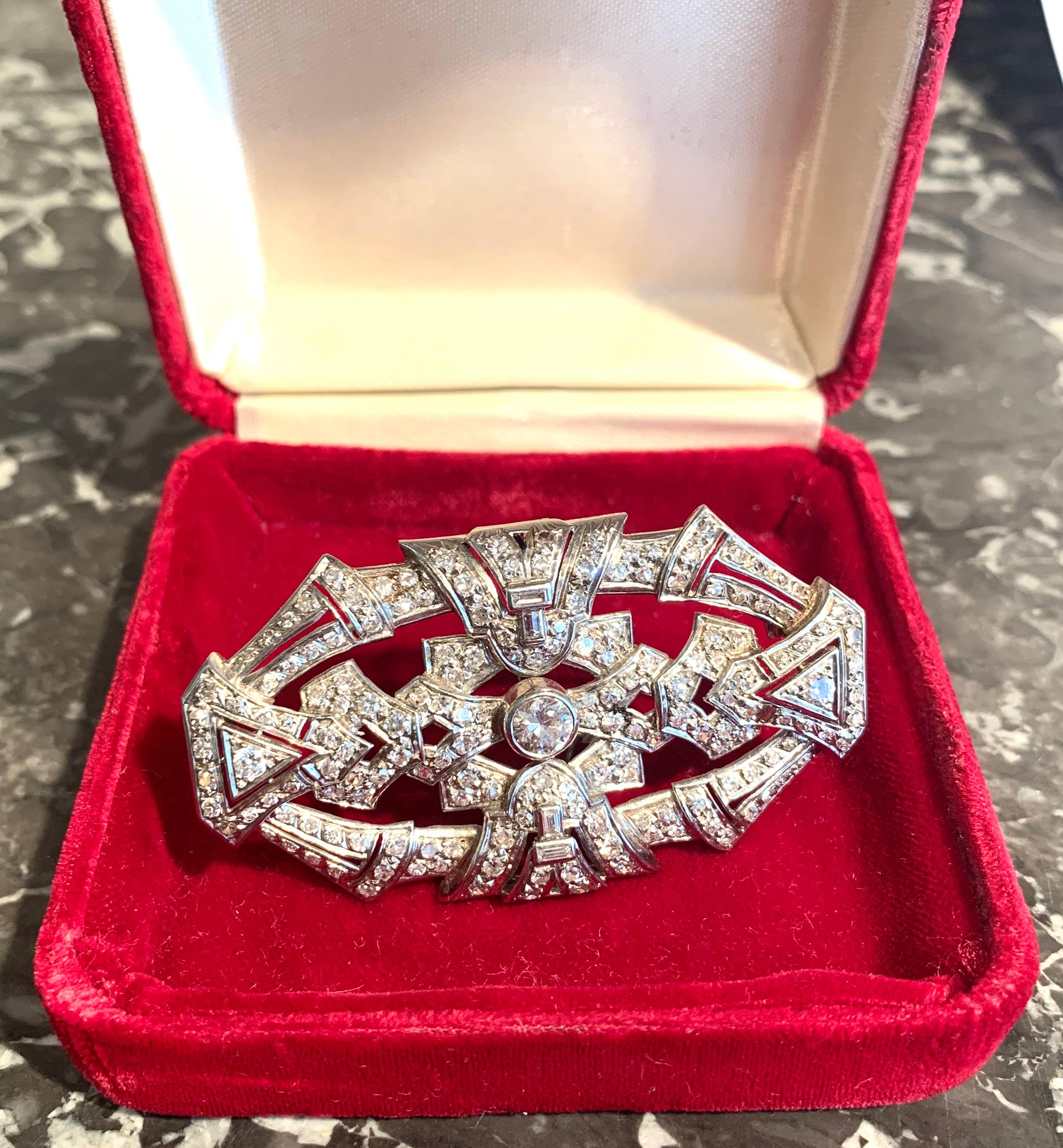 Art Deco 2.50 Carat Diamond and Diamond Paved Platinum Brooch Pin In Good Condition In Paris, FR