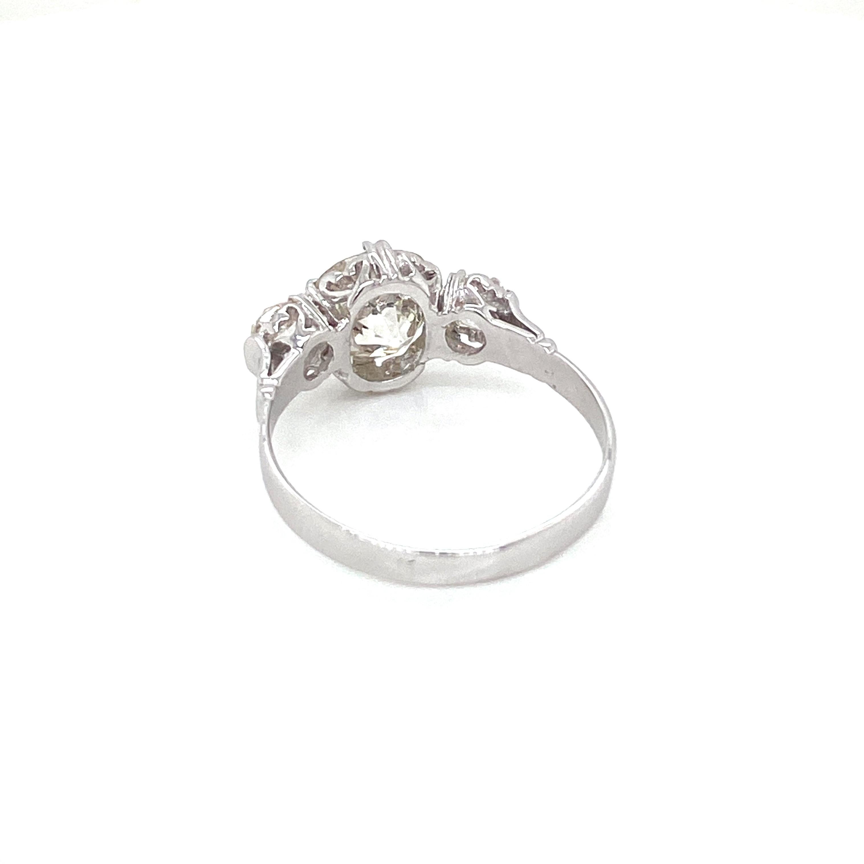 Art Deco 2.50 Carat Diamond Three-Stone Gold Ring 2