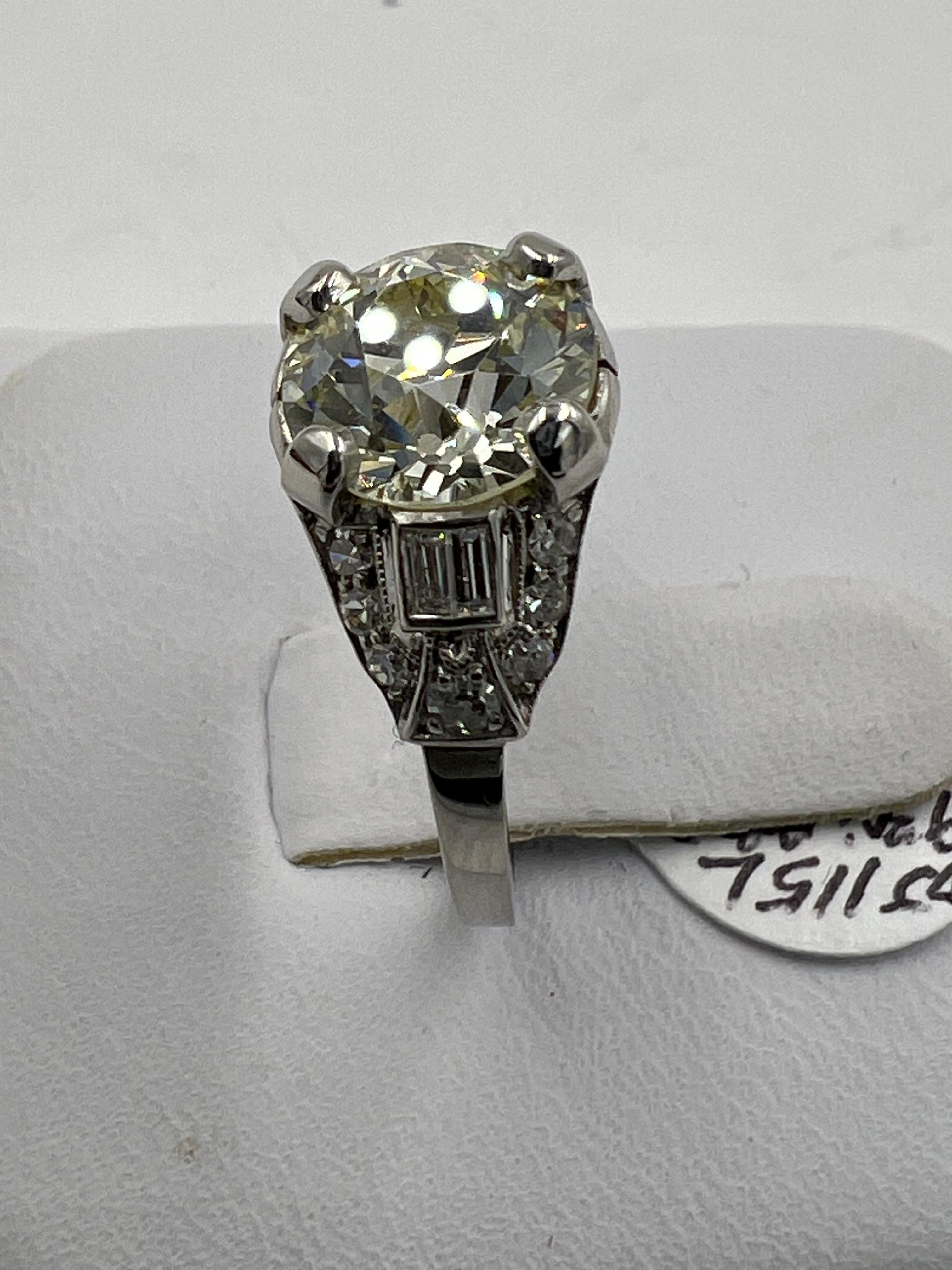 Anello di fidanzamento in platino Art Deco con diamante da 2,50 carati TW Circa 1930 in vendita 1