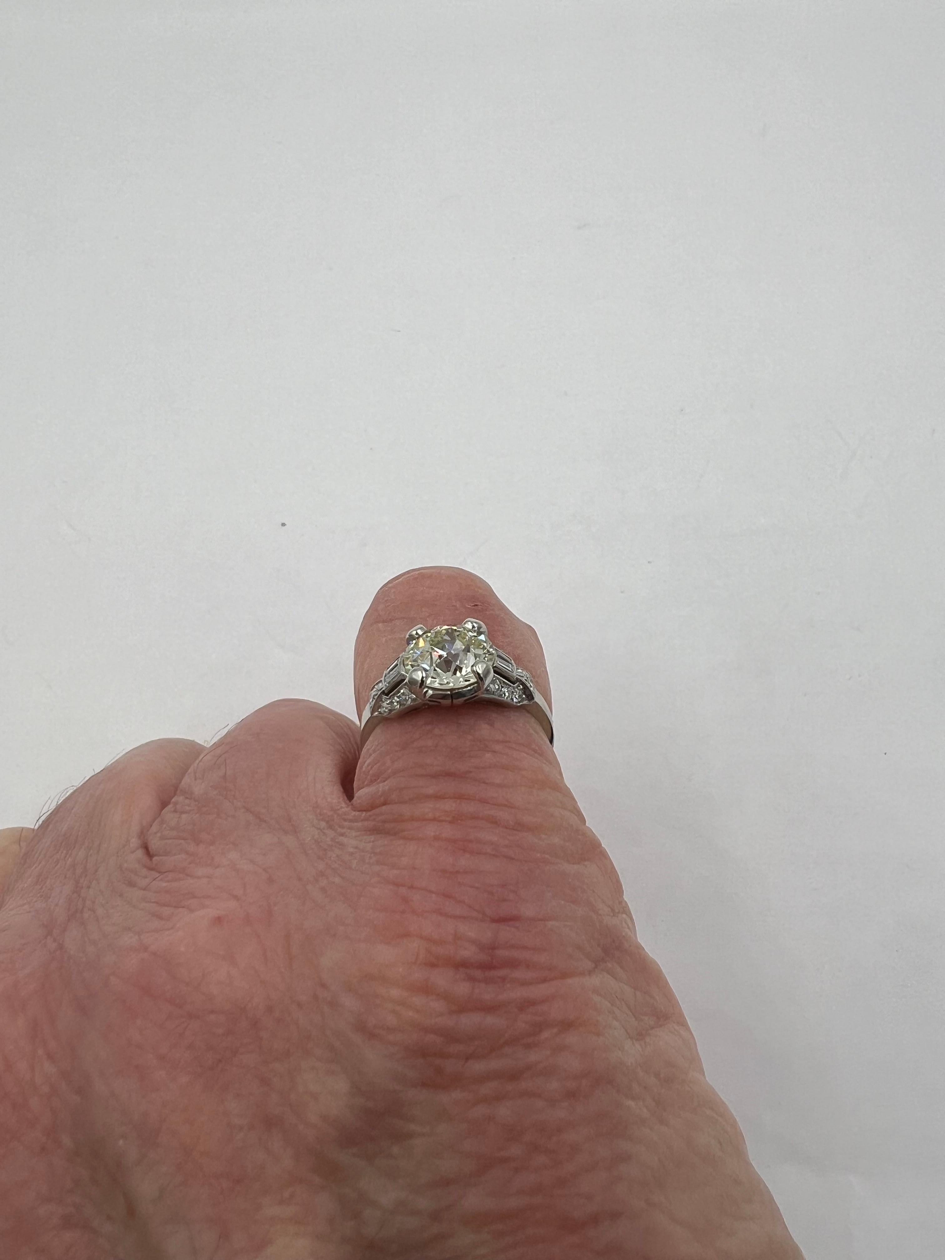 Anello di fidanzamento in platino Art Deco con diamante da 2,50 carati TW Circa 1930 in vendita 2