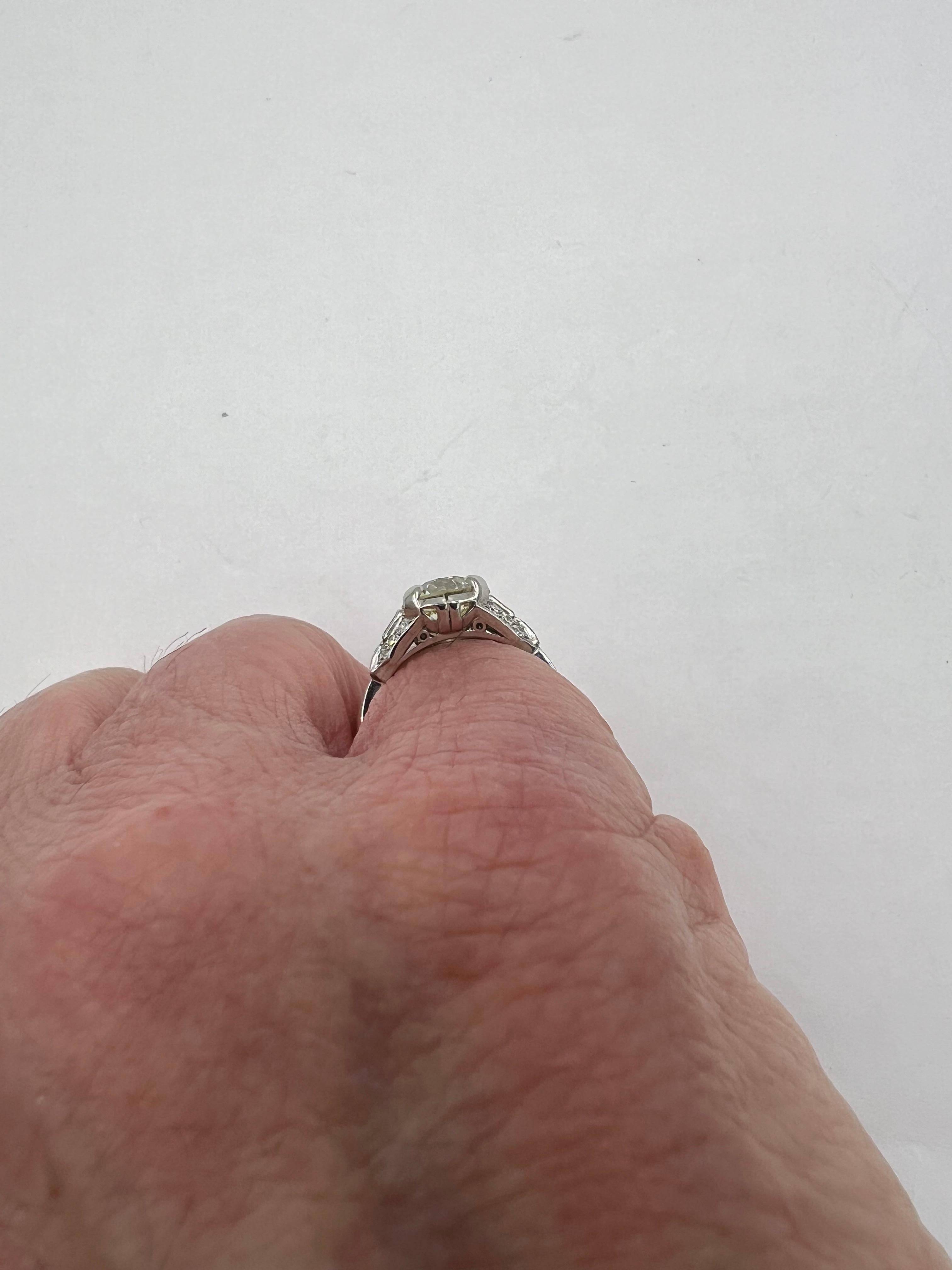 Anello di fidanzamento in platino Art Deco con diamante da 2,50 carati TW Circa 1930 in vendita 3