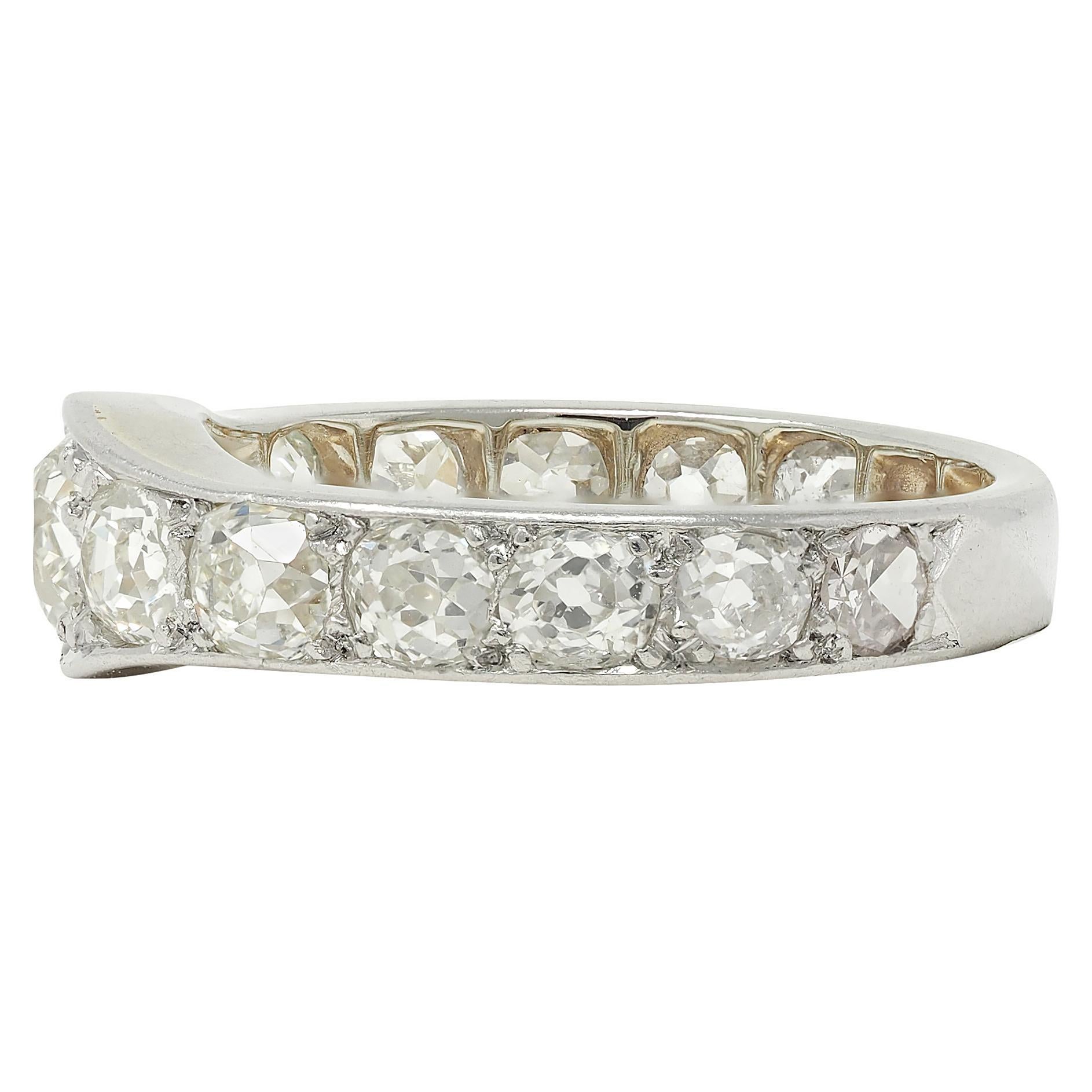 Art Deco 2.50 CTW Old Mine Cut Diamond Platinum 18 Karat Gold Vintage Band Ring en Excelente estado para la venta en Philadelphia, PA