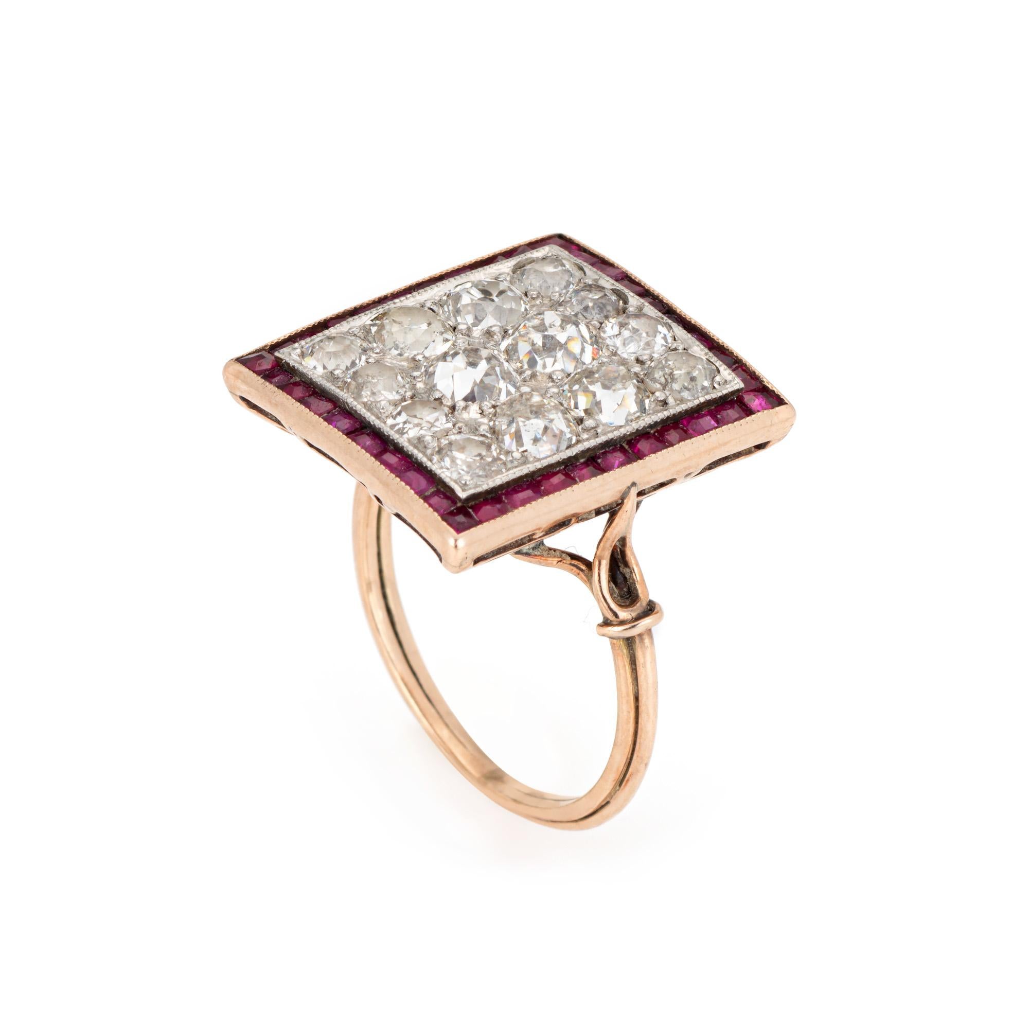 Elegante anillo vintage de diamantes y rub�íes de la época Art Déco, elaborado en oro amarillo de 14 quilates (hacia 1920). 

14 diamantes talla europea antigua suman un total estimado de 2,50 quilates (color estimado I-J y claridad VS2-I1). Pequeños