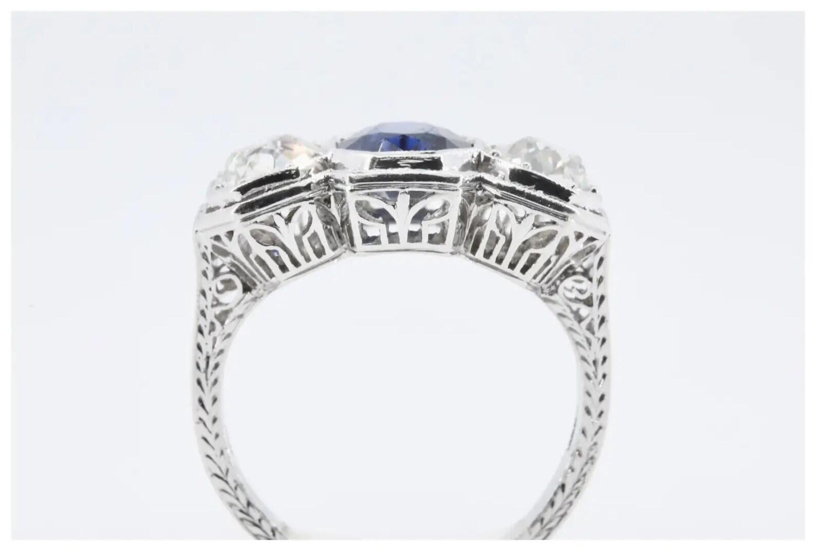 Art Deco 2,50ctw Ring aus Platin mit drei unbehandelten Saphiren, unbehandeltem Saphir und Diamanten (Alteuropäischer Brillantschliff) im Angebot