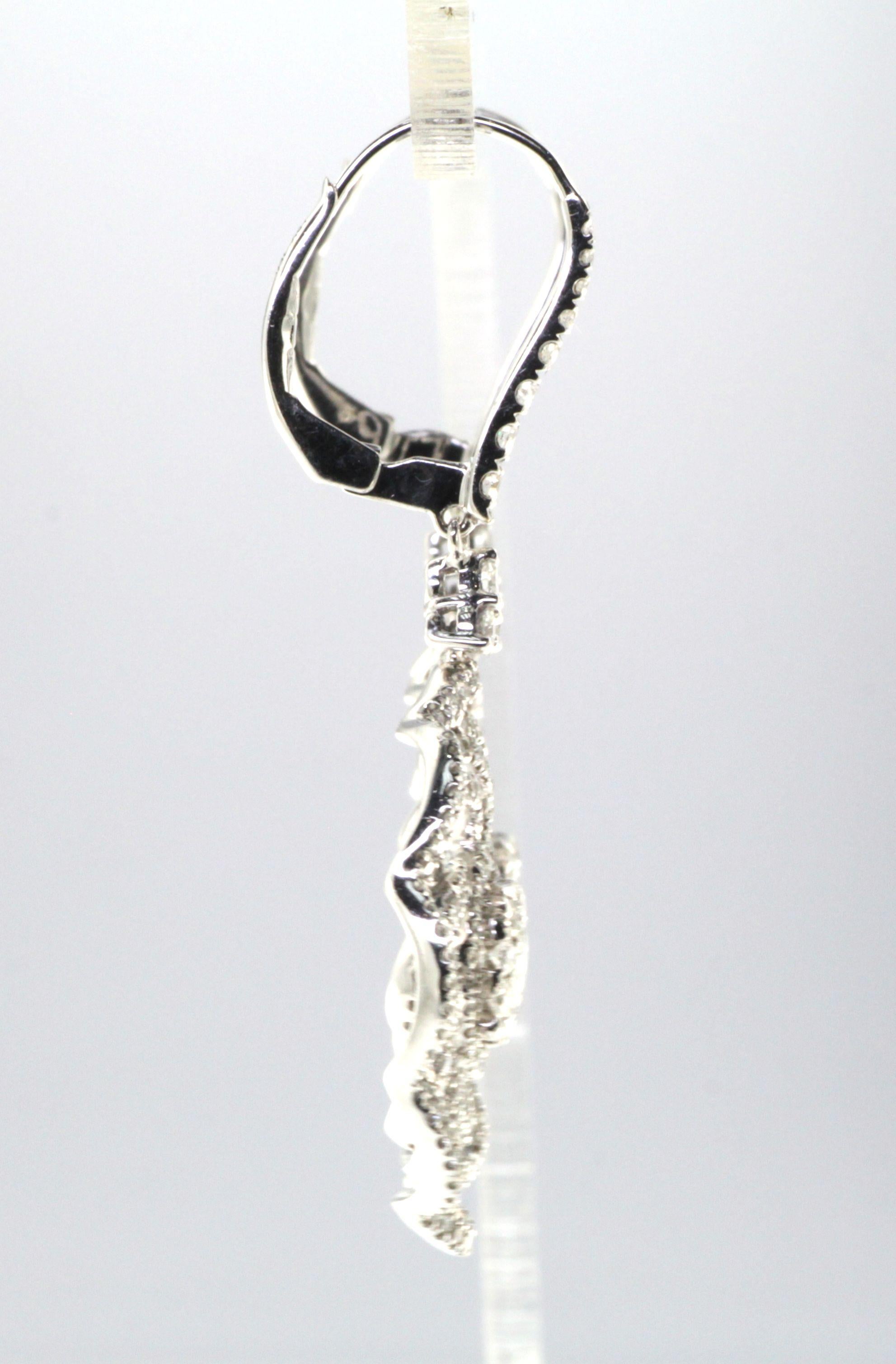 Art Deco 2,53 Karat Diamant-Tropfen-Ohrring aus 18 Karat Weißgold (Zeitgenössisch) im Angebot