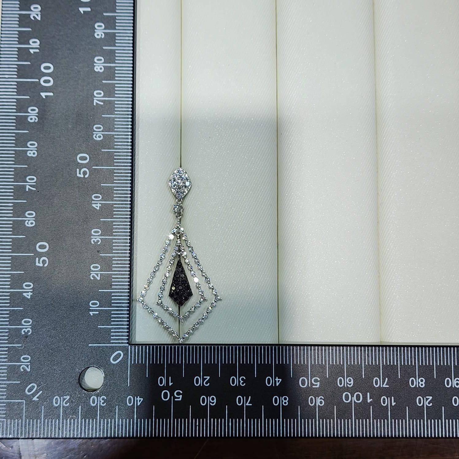 Pendants d'oreilles Art déco en or blanc 18 carats avec diamants ronds noirs et blancs de 2,55 carats en vente 1
