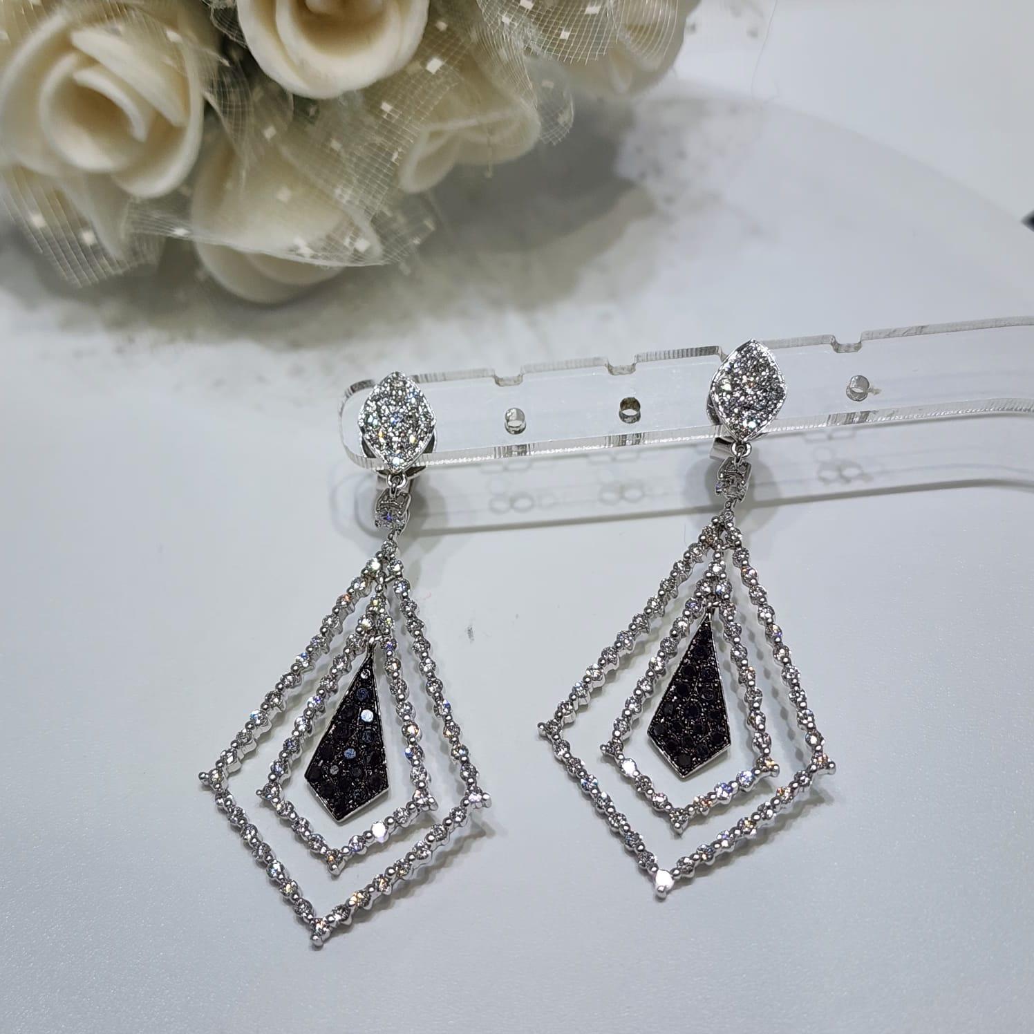 Pendants d'oreilles Art déco en or blanc 18 carats avec diamants ronds noirs et blancs de 2,55 carats en vente 2