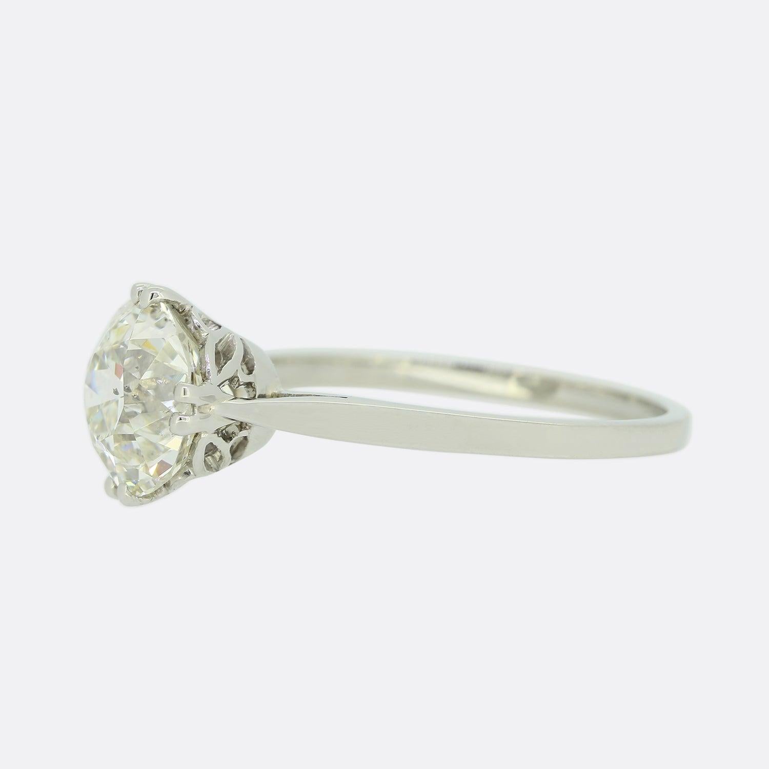 Se trata de un anillo de compromiso Art decó de platino y diamantes. El anillo alberga un diamante de talla europea antigua de 2,57 quilates engastado en una montura de garras. La galería del anillo presenta un elegante dibujo hecho a mano. El