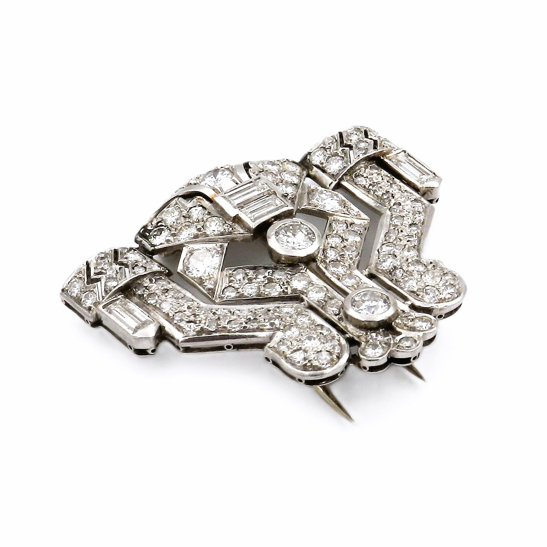 Broche Art Decó de oro blanco de 18 quilates con diamantes de 2,59 quilates circa 1925

Broche decorativo de clip de diamantes de la época Art Déco, alrededor de 1925. Diseñada geométricamente con motivos de cintas y engastada con 115 diamantes