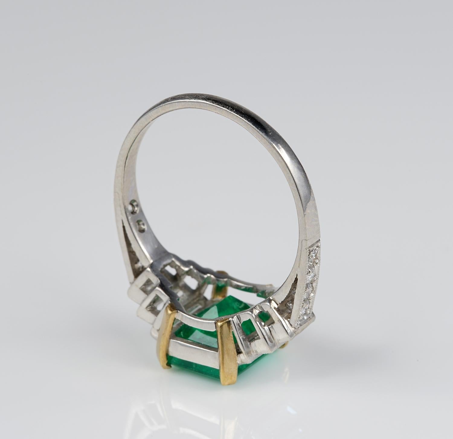 Art Deco 2.60 Carat Colombian Emerald 1.70 Carat Diamond Platinum Ring In Good Condition For Sale In Napoli, IT