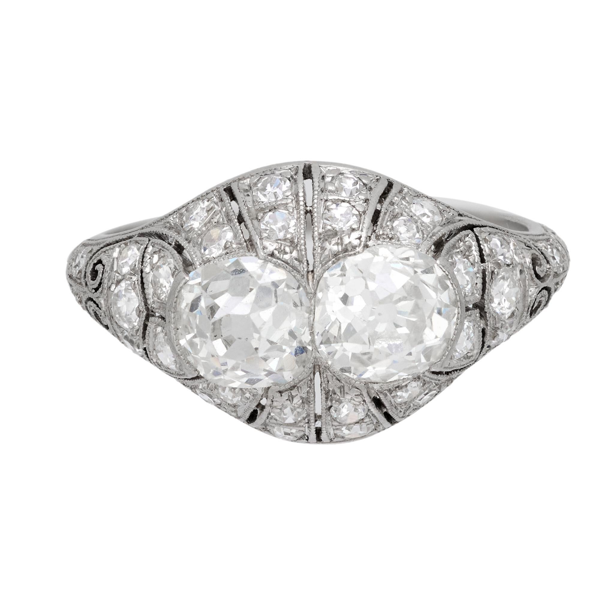 Anillo Art Déco de platino con diamantes de 2,60 quilates de peso total Art Decó en venta