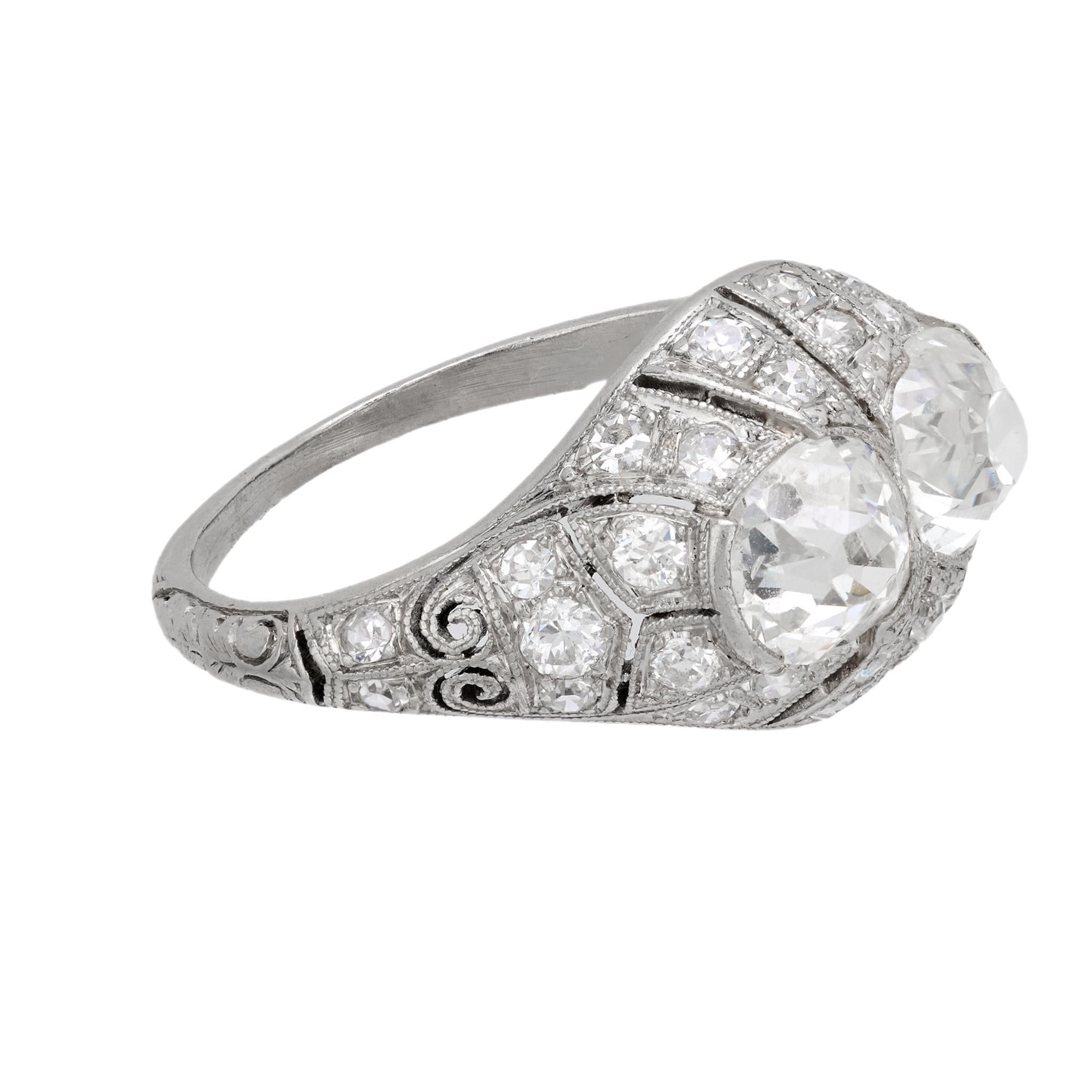 Anillo Art Déco de platino con diamantes de 2,60 quilates de peso total Talla antigua en venta